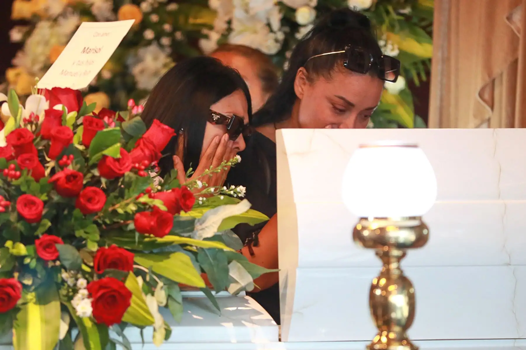 La actriz Mariela Zanetti y la conductora Tula Rodríguez asisten al velorio de Manolo Rojas en el Gran Teatro Nacional. Foto. ANDINA/ Verónica Calderón Zuñiga