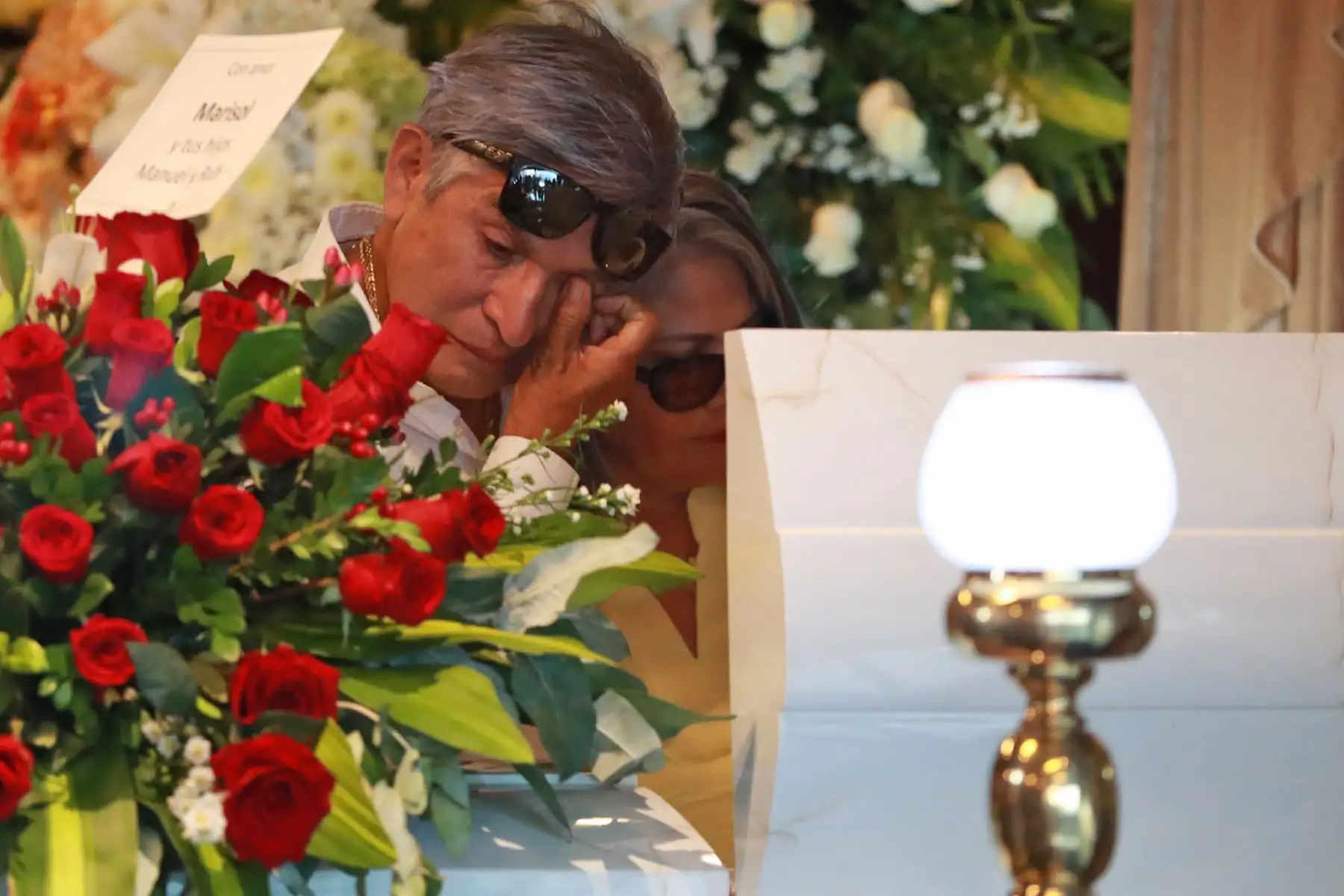 El actor cómico Fernando Armas se muestra visiblemente conmovido durante el velorio del imitador Manolo Rojas en el Gran Teatro Nacional. Foto: ANDINA/ Verónica Calderón Zuñiga