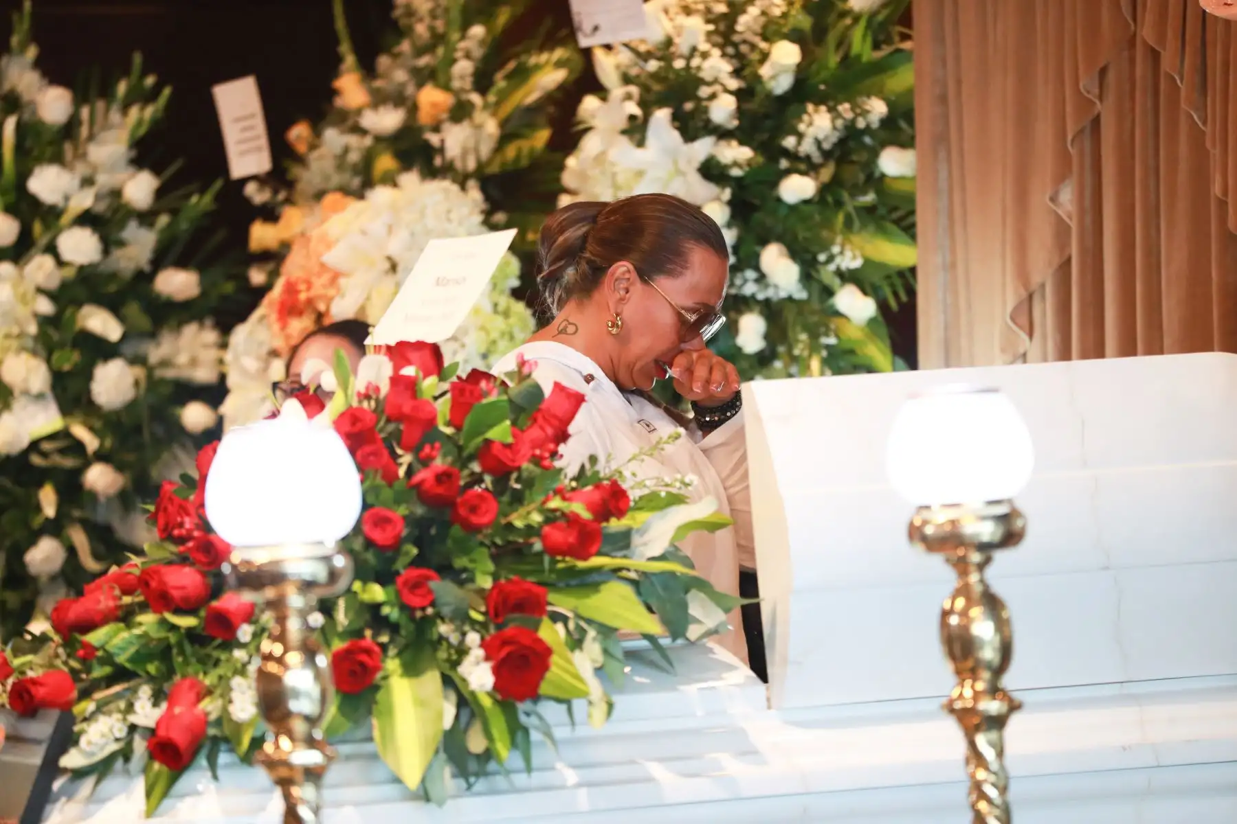 Mónica Cabrejos acude al velorio de Manolo Rojas. Foto: ANDINA/Verónica Calderón