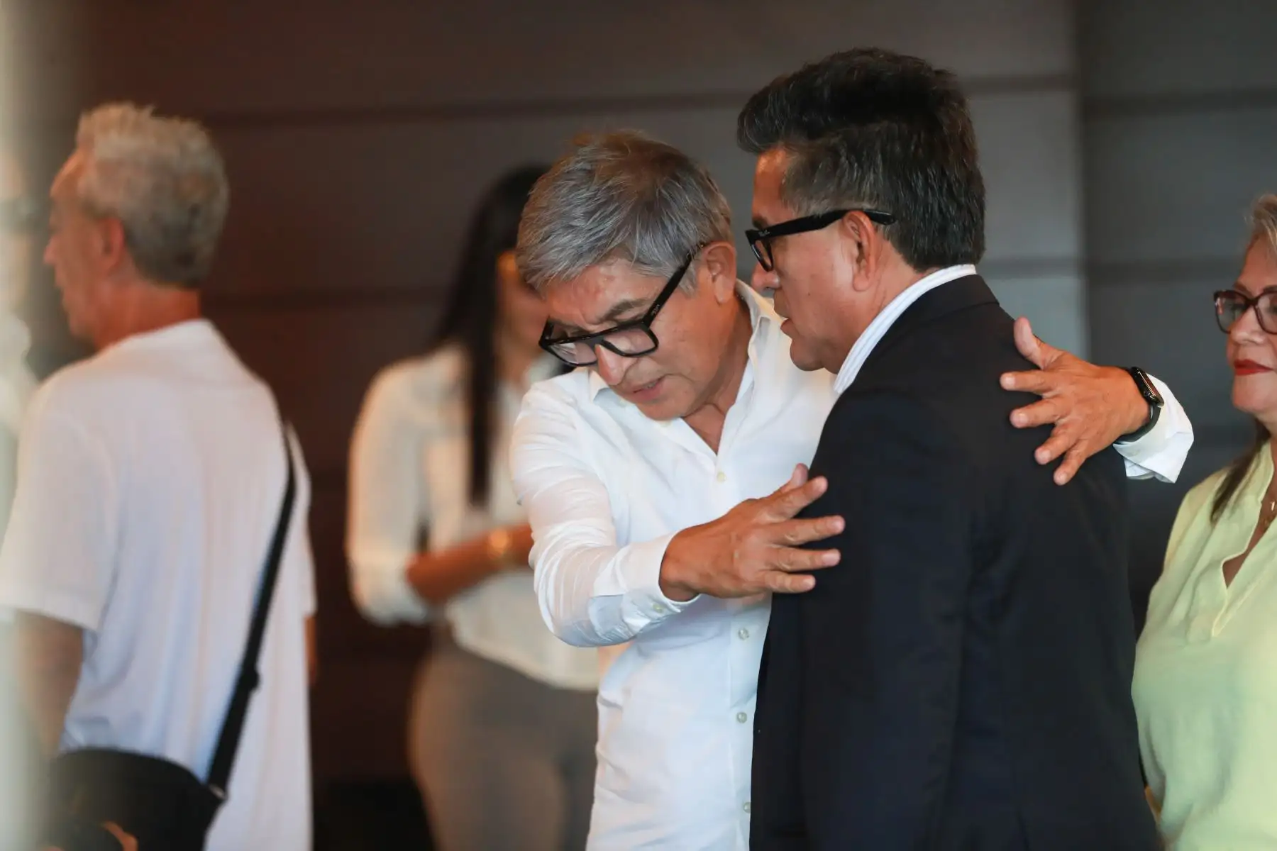 Fernando Armas y Hernán Vidaurre acuden al velorio de Manolo Rojas. Foto: ANDINA/Verónica Calderón