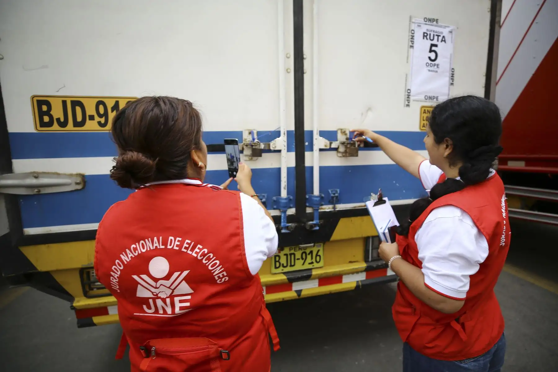 El Jurado Nacional de Elecciones (JNE) fiscalizó el inicio del despliegue del material electoral que será utilizado en las Elecciones Generales 2026 hacia diversas regiones del país. Esta labor fue realizada por sus fiscalizadores en la sede de la Oficina Nacional de Procesos Electorales (ONPE), ubicada en el distrito de Lurín, con el objetivo de garantizar que el traslado se lleve a cabo en óptimas condiciones. Foto: JNE