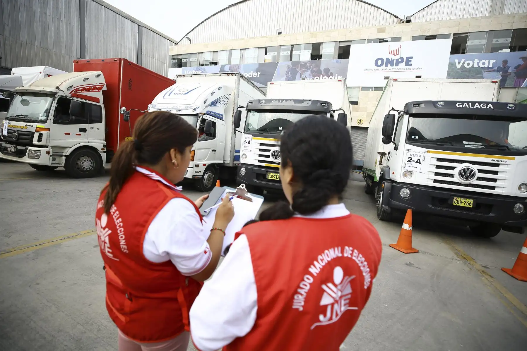 El Jurado Nacional de Elecciones (JNE) fiscalizó el inicio del despliegue del material electoral que será utilizado en las Elecciones Generales 2026 hacia diversas regiones del país. Esta labor fue realizada por sus fiscalizadores en la sede de la Oficina Nacional de Procesos Electorales (ONPE), ubicada en el distrito de Lurín, con el objetivo de garantizar que el traslado se lleve a cabo en óptimas condiciones. Foto: JNE
