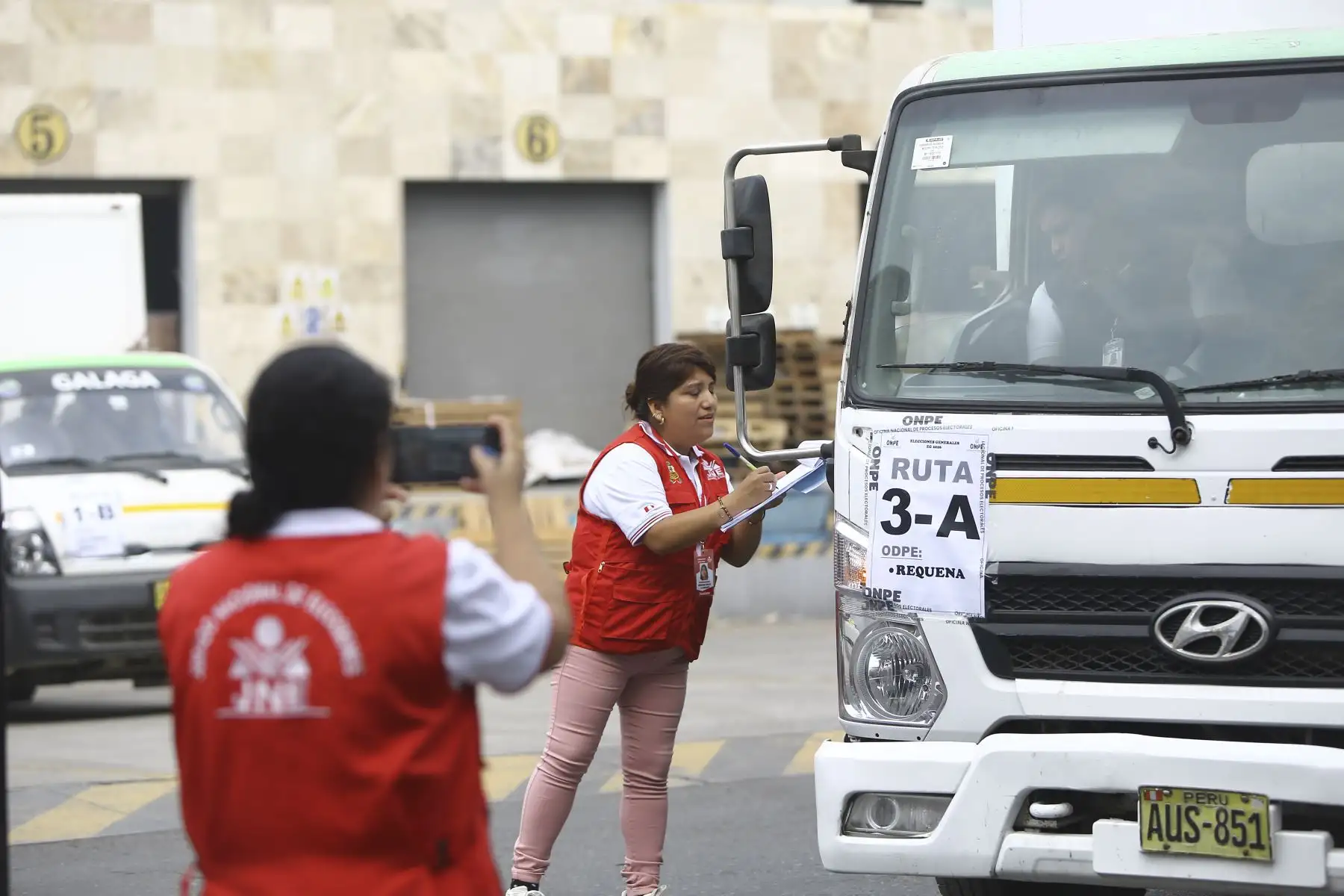 El Jurado Nacional de Elecciones (JNE) fiscalizó el inicio del despliegue del material electoral que será utilizado en las Elecciones Generales 2026 hacia diversas regiones del país. Esta labor fue realizada por sus fiscalizadores en la sede de la Oficina Nacional de Procesos Electorales (ONPE), ubicada en el distrito de Lurín, con el objetivo de garantizar que el traslado se lleve a cabo en óptimas condiciones. Foto: JNE