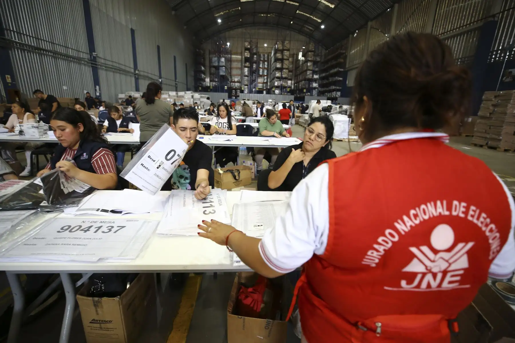 El Jurado Nacional de Elecciones (JNE) fiscalizó el inicio del despliegue del material electoral que será utilizado en las Elecciones Generales 2026 hacia diversas regiones del país. Esta labor fue realizada por sus fiscalizadores en la sede de la Oficina Nacional de Procesos Electorales (ONPE), ubicada en el distrito de Lurín, con el objetivo de garantizar que el traslado se lleve a cabo en óptimas condiciones. Foto: JNE