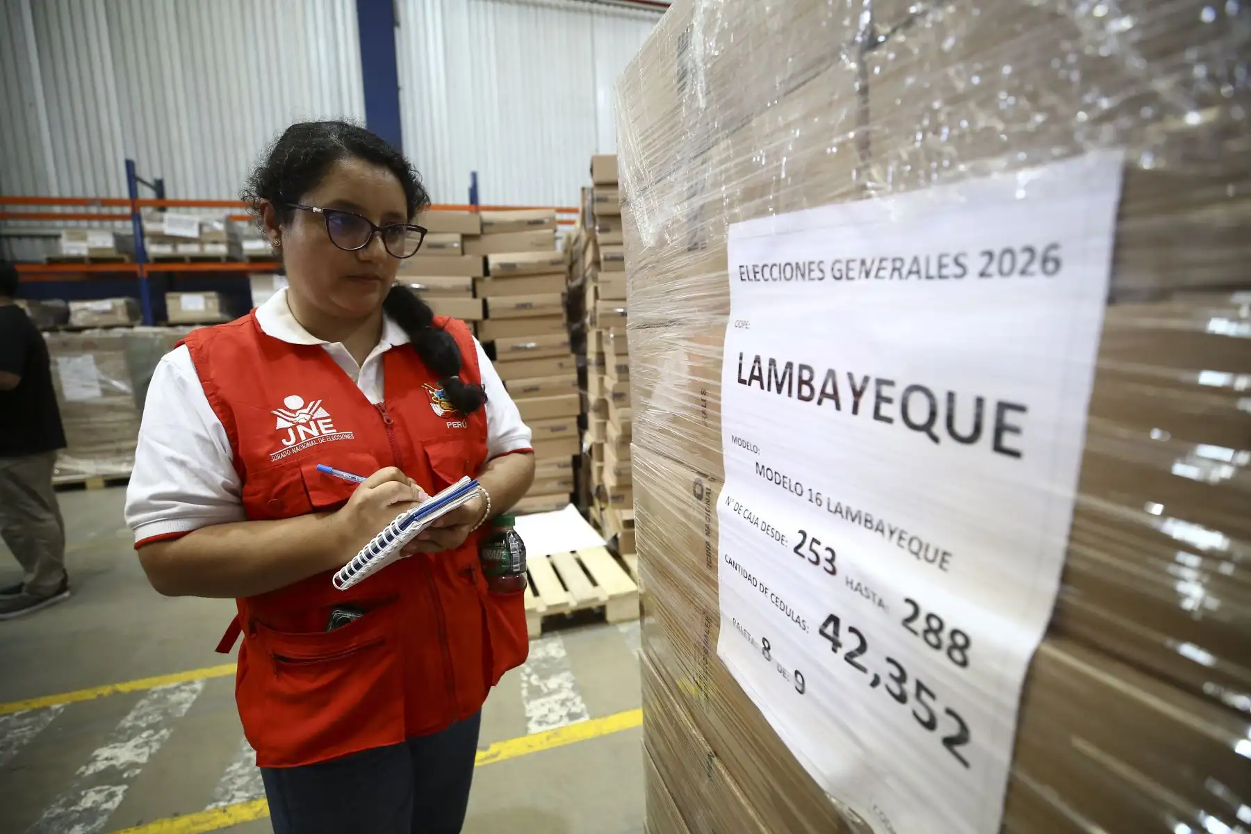 El Jurado Nacional de Elecciones (JNE) fiscalizó el inicio del despliegue del material electoral que será utilizado en las Elecciones Generales 2026 hacia diversas regiones del país. Esta labor fue realizada por sus fiscalizadores en la sede de la Oficina Nacional de Procesos Electorales (ONPE), ubicada en el distrito de Lurín, con el objetivo de garantizar que el traslado se lleve a cabo en óptimas condiciones. Foto: JNE