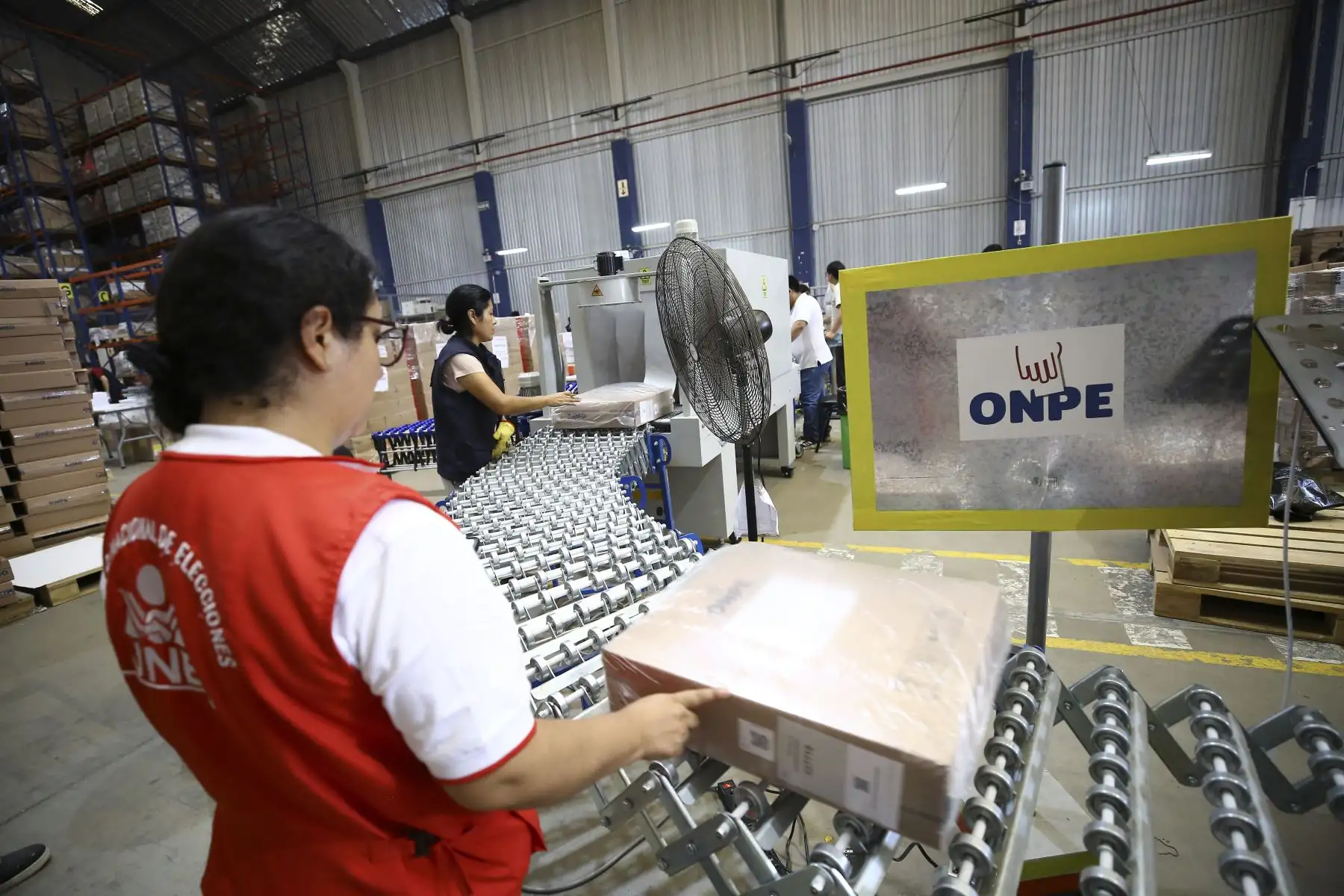 El Jurado Nacional de Elecciones (JNE) fiscalizó el inicio del despliegue del material electoral que será utilizado en las Elecciones Generales 2026 hacia diversas regiones del país. Esta labor fue realizada por sus fiscalizadores en la sede de la Oficina Nacional de Procesos Electorales (ONPE), ubicada en el distrito de Lurín, con el objetivo de garantizar que el traslado se lleve a cabo en óptimas condiciones. Foto: JNE