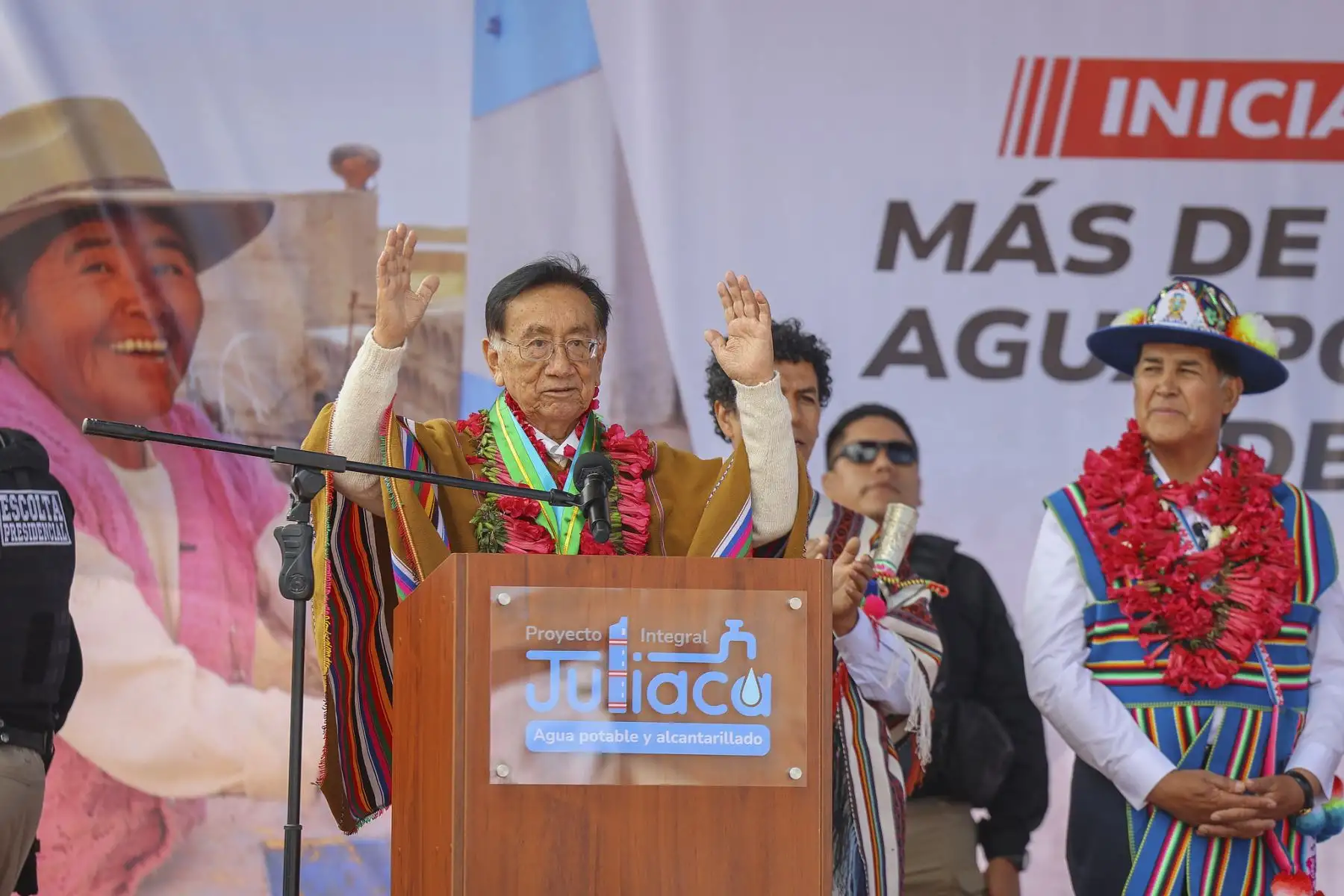 El presidente José María Balcázar participó en la puesta del primer tubo que da inicio a la Etapa 2 del Proyecto Integral de Agua Potable y Alcantarillado (PIAA) de Juliaca. Esta megaobra representa un hito fundamental para la región al proyectar el cierre de brechas de saneamiento en beneficio de más de 370 mil juliaqueños. Foto: Presidencia