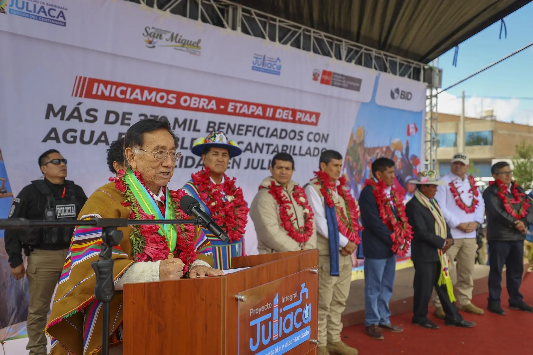 El presidente José María Balcázar participó en la puesta del primer tubo que da inicio a la Etapa 2 del Proyecto Integral de Agua Potable y Alcantarillado (PIAA) de Juliaca. Esta megaobra representa un hito fundamental para la región al proyectar el cierre de brechas de saneamiento en beneficio de más de 370 mil juliaqueños. Foto: Presidencia