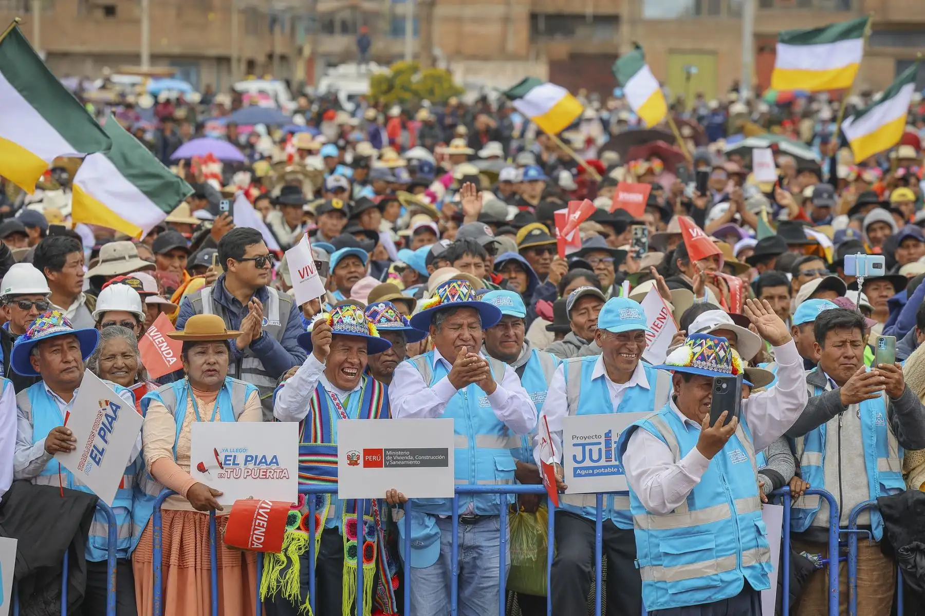 El presidente José María Balcázar participó en la puesta del primer tubo que da inicio a la Etapa 2 del Proyecto Integral de Agua Potable y Alcantarillado (PIAA) de Juliaca. Esta megaobra representa un hito fundamental para la región al proyectar el cierre de brechas de saneamiento en beneficio de más de 370 mil juliaqueños. Foto: Presidencia