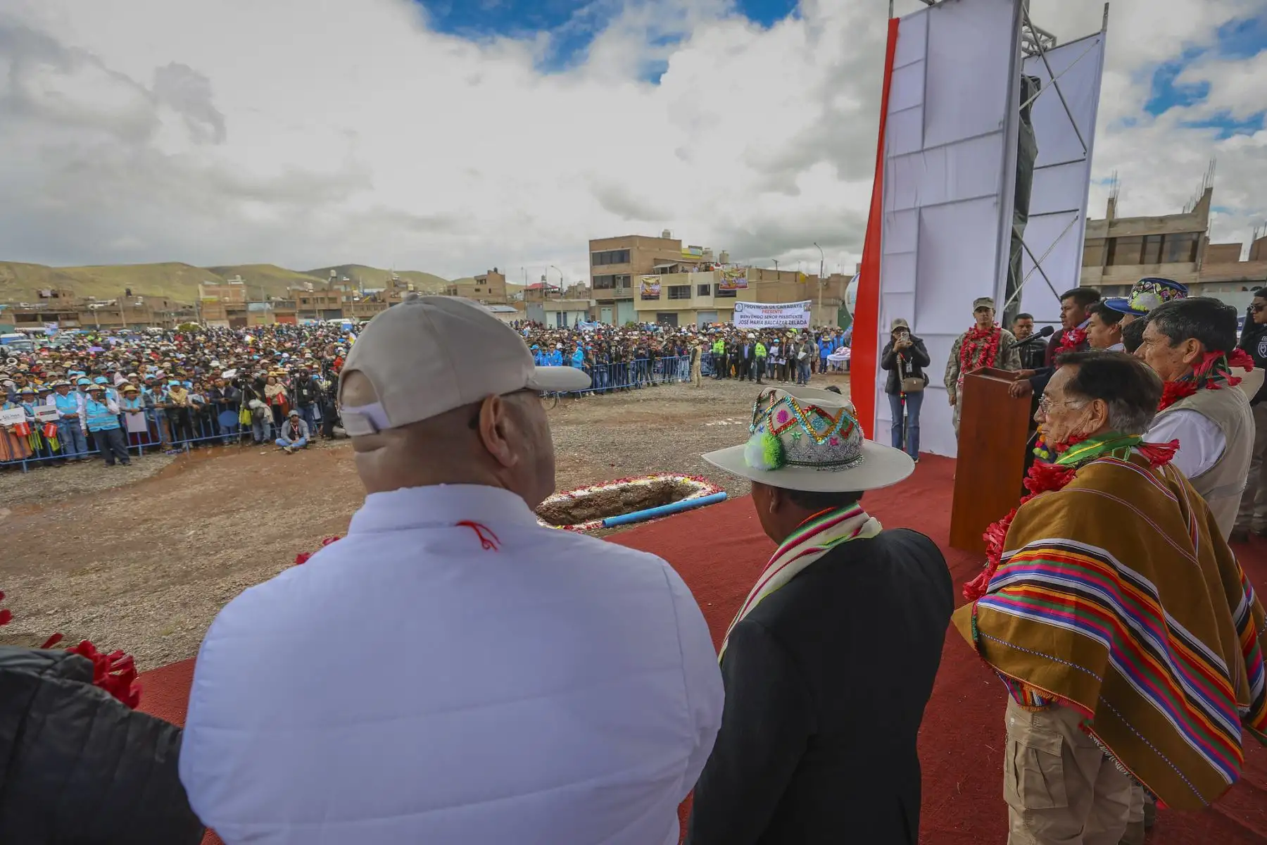El presidente José María Balcázar participó en la puesta del primer tubo que da inicio a la Etapa 2 del Proyecto Integral de Agua Potable y Alcantarillado (PIAA) de Juliaca. Esta megaobra representa un hito fundamental para la región al proyectar el cierre de brechas de saneamiento en beneficio de más de 370 mil juliaqueños. Foto: Presidencia