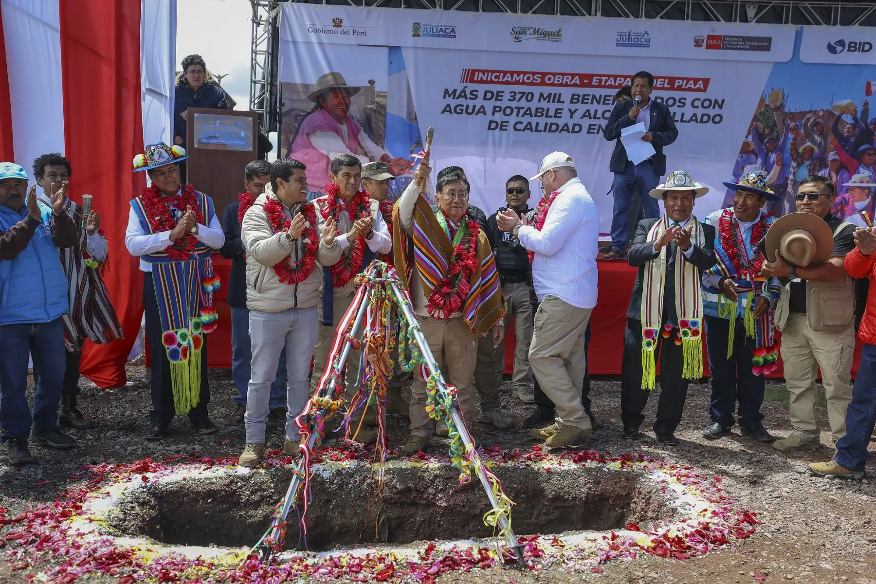 El presidente José María Balcázar participó en la puesta del primer tubo que da inicio a la Etapa 2 del Proyecto Integral de Agua Potable y Alcantarillado (PIAA) de Juliaca. Esta megaobra representa un hito fundamental para la región al proyectar el cierre de brechas de saneamiento en beneficio de más de 370 mil juliaqueños. Foto: Presidencia