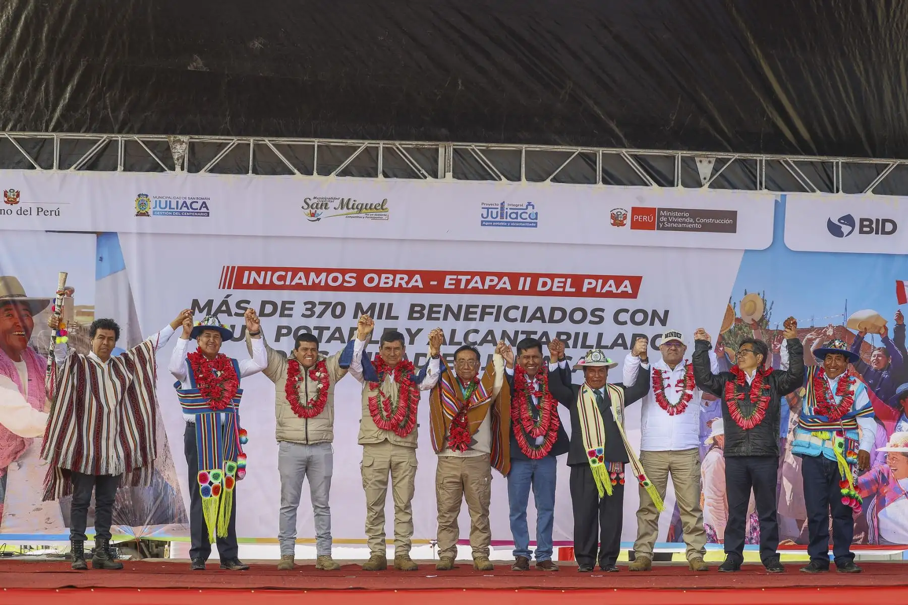 El presidente José María Balcázar participó en la puesta del primer tubo que da inicio a la Etapa 2 del Proyecto Integral de Agua Potable y Alcantarillado (PIAA) de Juliaca. Esta megaobra representa un hito fundamental para la región al proyectar el cierre de brechas de saneamiento en beneficio de más de 370 mil juliaqueños. Foto: Presidencia