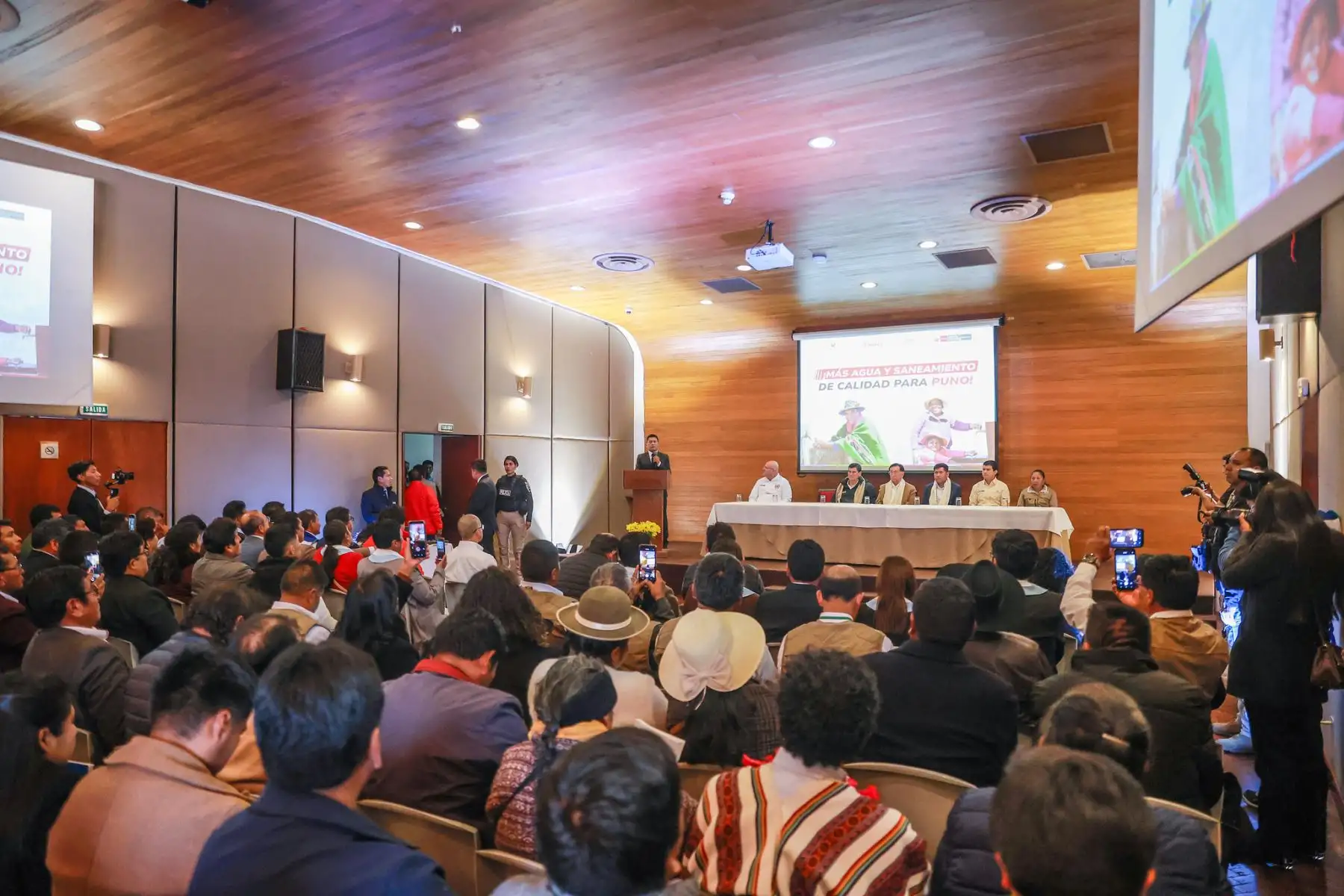 El presidente José María Balcázar, lideró la presentación del contrato de préstamo de financiamiento para la ejecución del Convenio 025 y la firma del convenio de cooperación interinstitucional para transformar el saneamiento en la ciudad. Foto: Presidencia