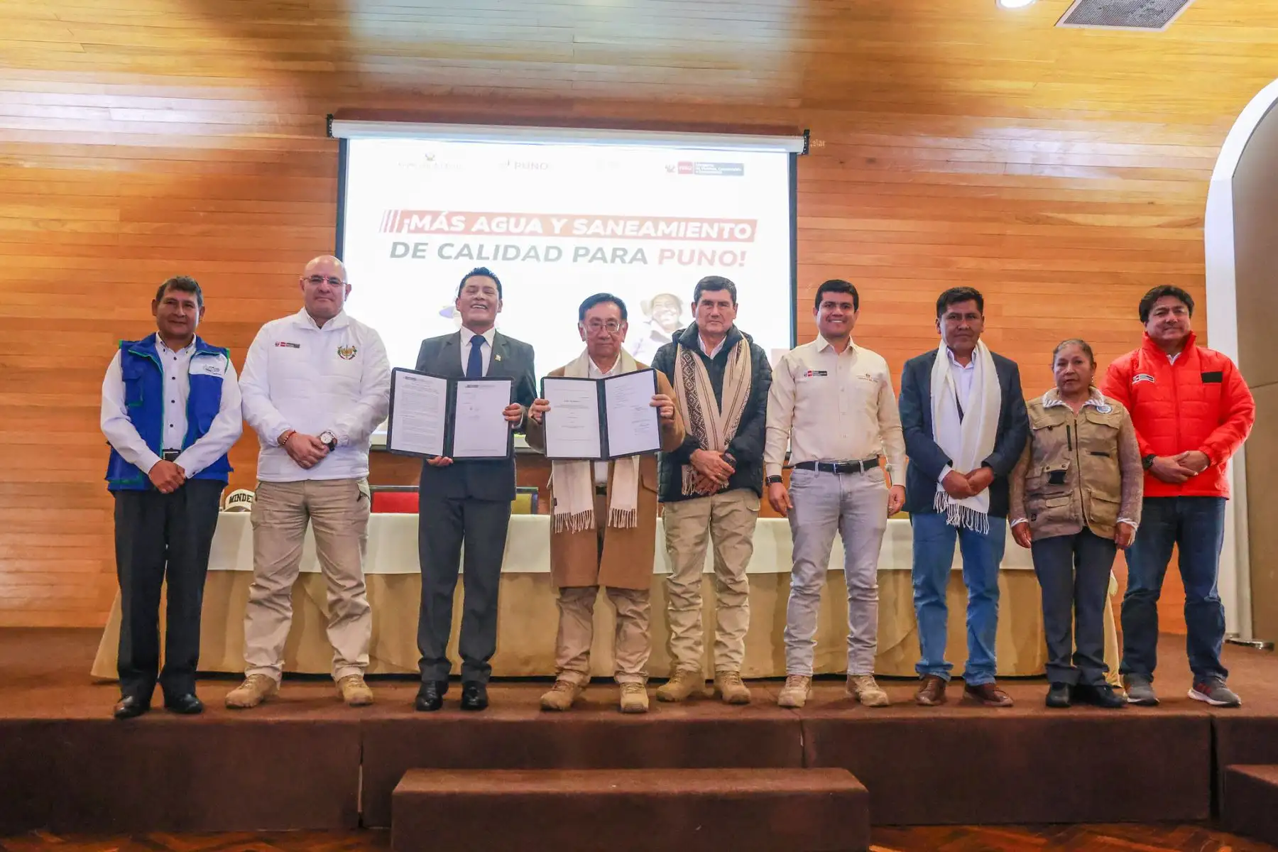El presidente José María Balcázar, lideró la presentación del contrato de préstamo de financiamiento para la ejecución del Convenio 025 y la firma del convenio de cooperación interinstitucional para transformar el saneamiento en la ciudad. Foto: Presidencia