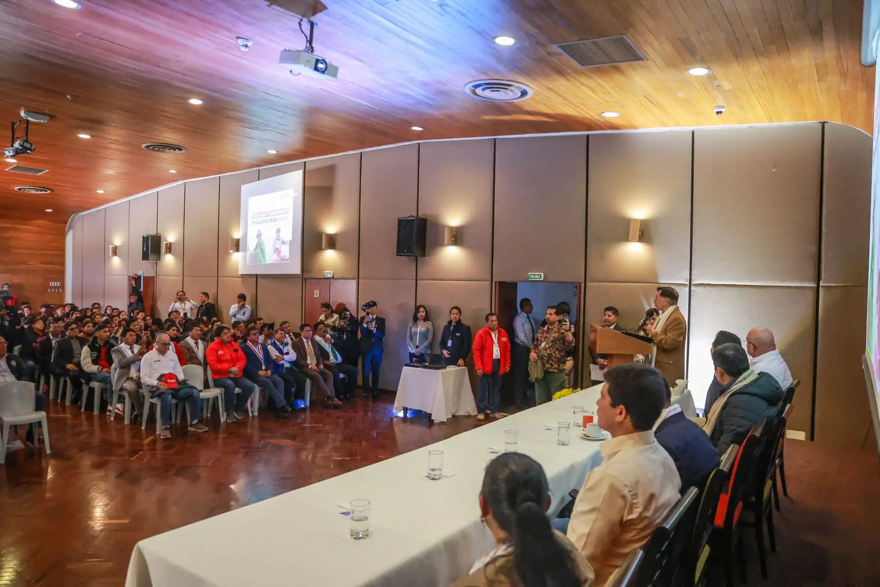 El presidente José María Balcázar, lideró la presentación del contrato de préstamo de financiamiento para la ejecución del Convenio 025 y la firma del convenio de cooperación interinstitucional para transformar el saneamiento en la ciudad. Foto: Presidencia