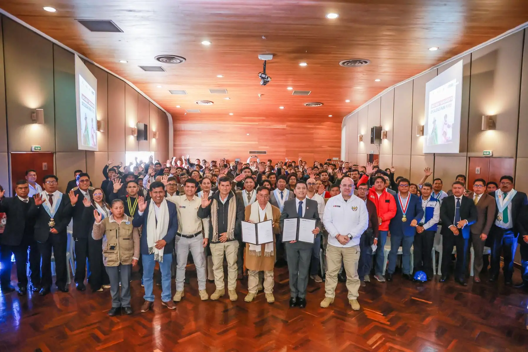 El presidente José María Balcázar, lideró la presentación del contrato de préstamo de financiamiento para la ejecución del Convenio 025 y la firma del convenio de cooperación interinstitucional para transformar el saneamiento en la ciudad. Foto: Presidencia