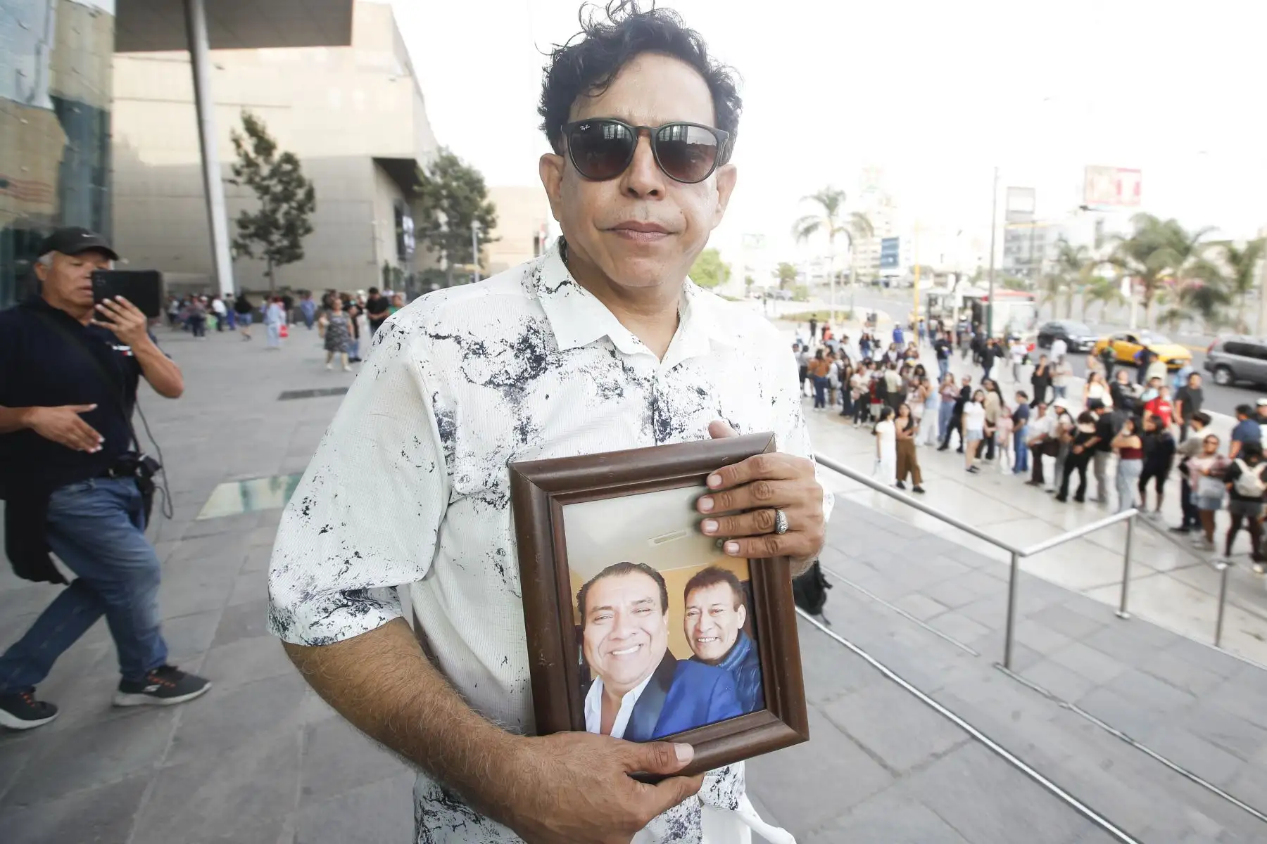 Artistas, familiares y amigos participan en el velorio del imitador Manolo Rojas en el Gran Teatro Nacional, donde le rinden homenaje. Foto: ANDINA/ Eddy Ramos