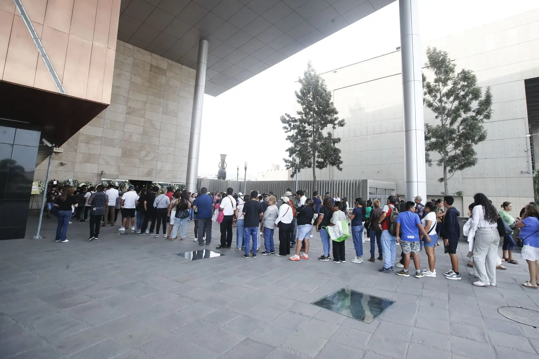 Artistas, familiares y amigos participan en el velorio del imitador Manolo Rojas en el Gran Teatro Nacional, donde le rinden homenaje. Foto: ANDINA/ Eddy Ramos