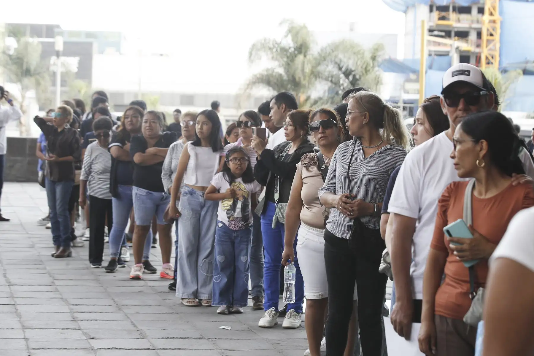 Artistas, familiares y amigos participan en el velorio del imitador Manolo Rojas en el Gran Teatro Nacional, donde le rinden homenaje. Foto: ANDINA/ Eddy Ramos
