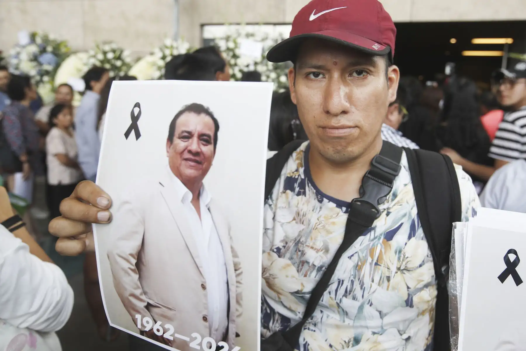 Artistas, familiares y amigos participan en el velorio del imitador Manolo Rojas en el Gran Teatro Nacional, donde le rinden homenaje. Foto: ANDINA/ Eddy Ramos