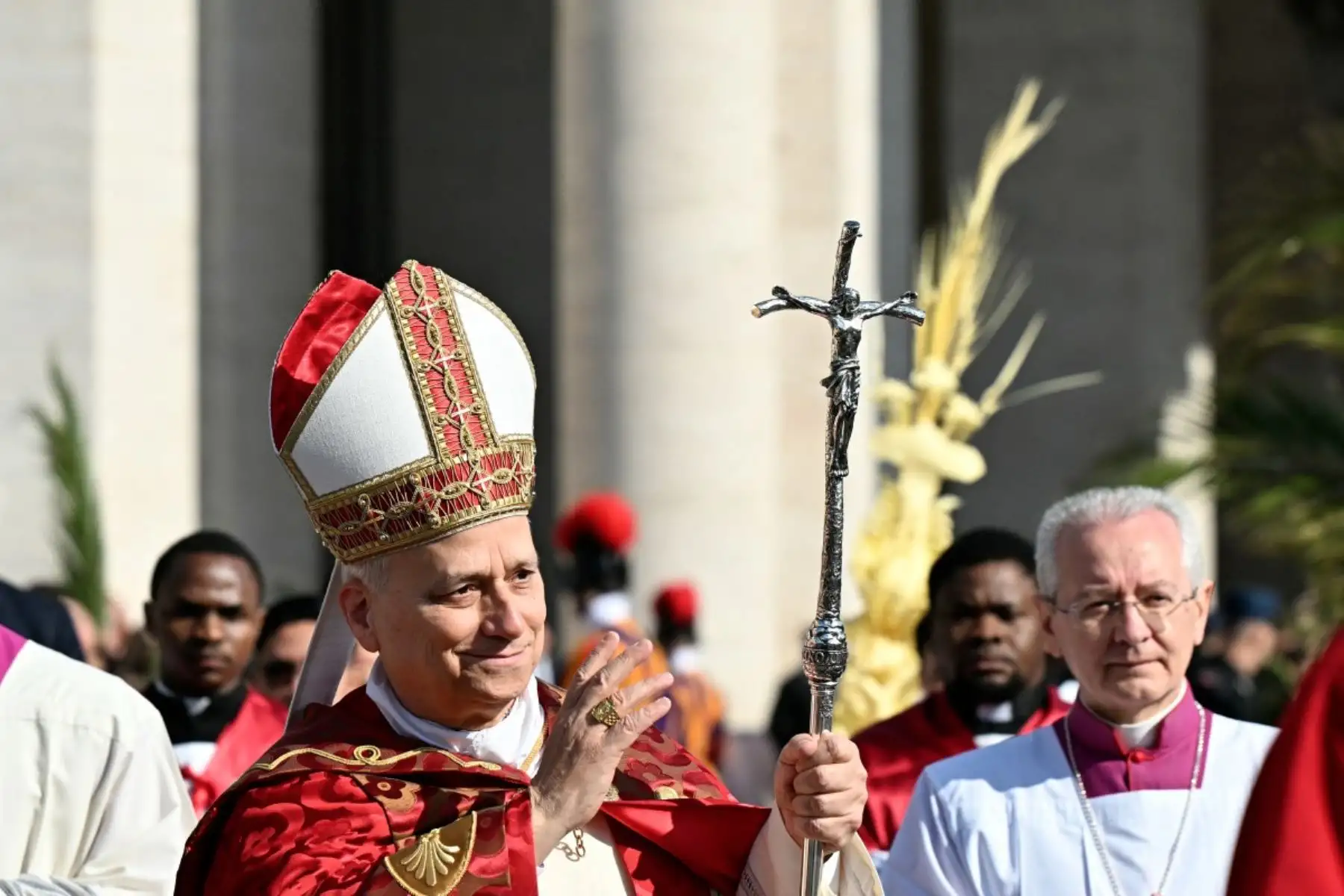 El Papa pidió a la humanidad deponer las armas y recordar la fraternidad, al afirmar que Cristo sigue clamando misericordia desde la cruz. Foto: AFP