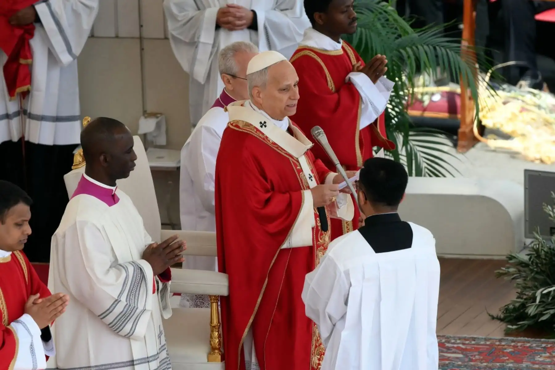 Durante la misa del Domingo de Ramos, el Papa León XIV exhortó a la humanidad a rechazar la violencia y a trabajar por la reconciliación en un mundo marcado por conflictos y divisiones. Foto: AFP