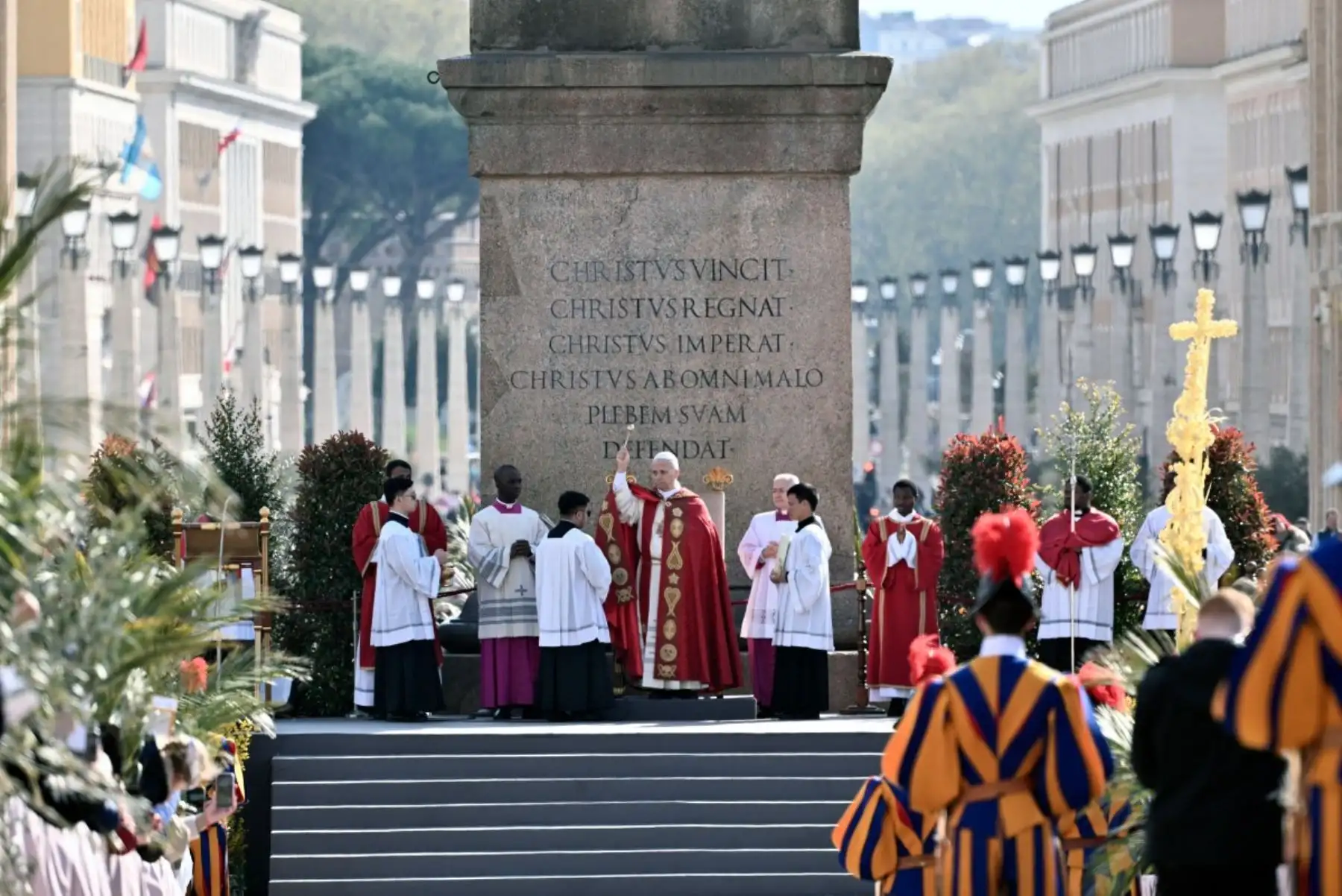 Durante la misa del Domingo de Ramos, el Papa León XIV exhortó a la humanidad a rechazar la violencia y a trabajar por la reconciliación en un mundo marcado por conflictos y divisiones. Foto: AFP