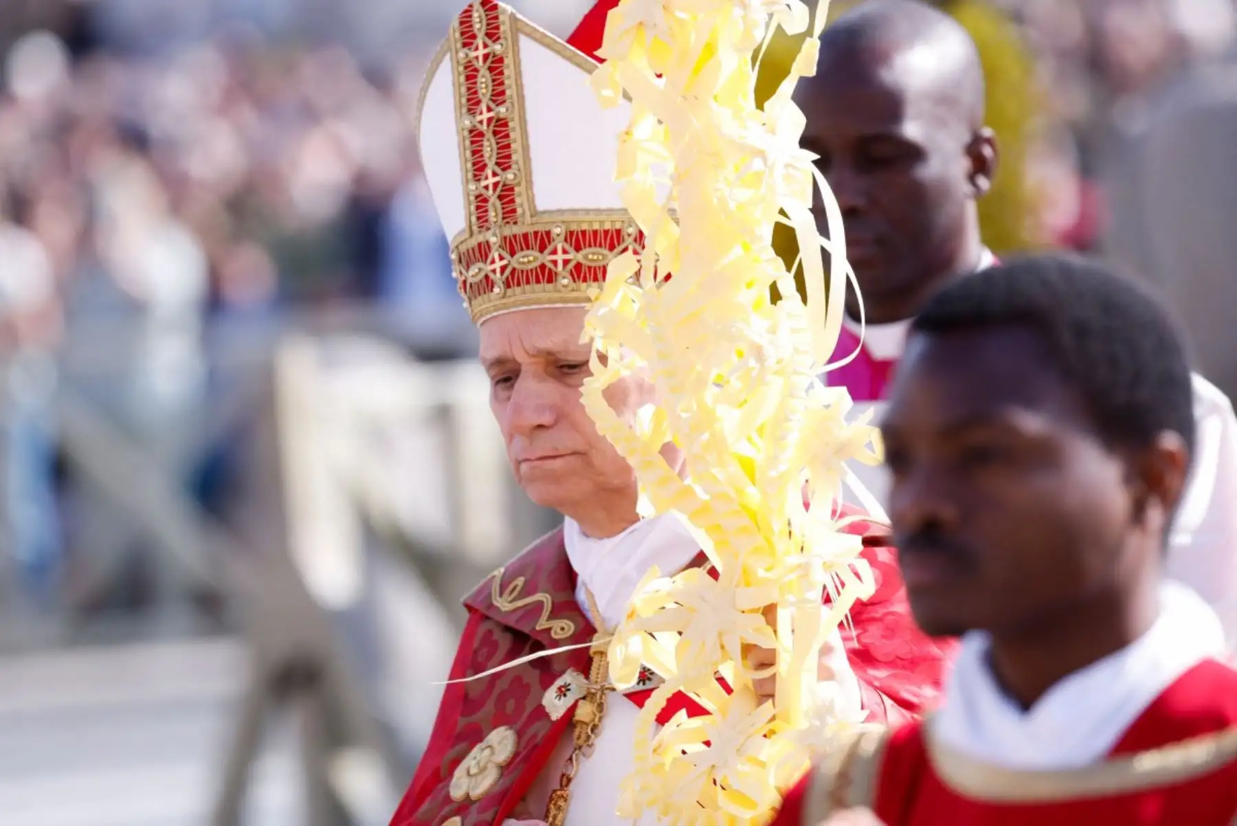 El Papa pidió a la humanidad deponer las armas y recordar la fraternidad, al afirmar que Cristo sigue clamando misericordia desde la cruz. Foto: AFP