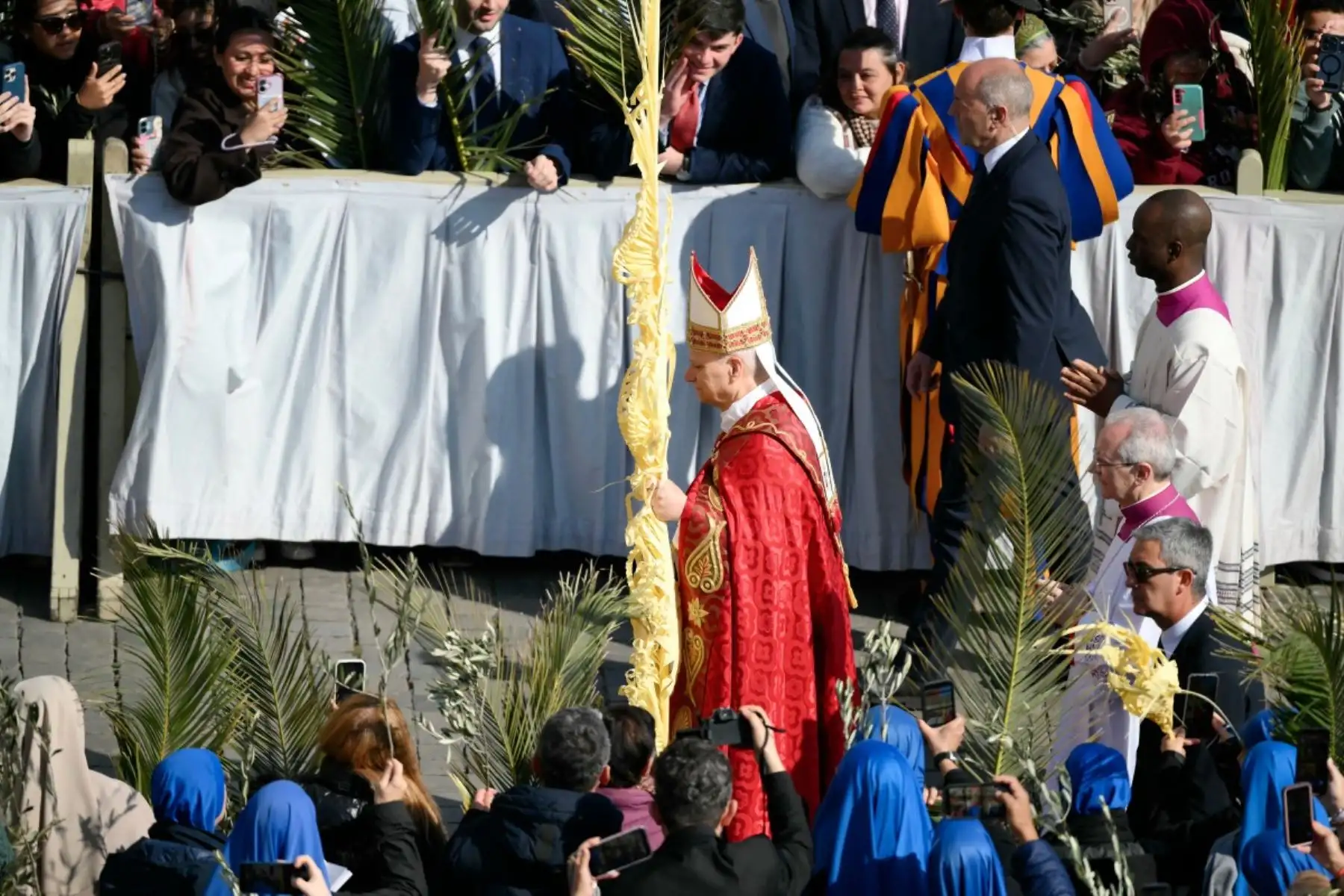 El Papa León XIV preside la misa del Domingo de Ramos en la plaza de San Pedro, en el Vaticano, donde llamó a rechazar la violencia y trabajar por la paz. Foto: AFP
