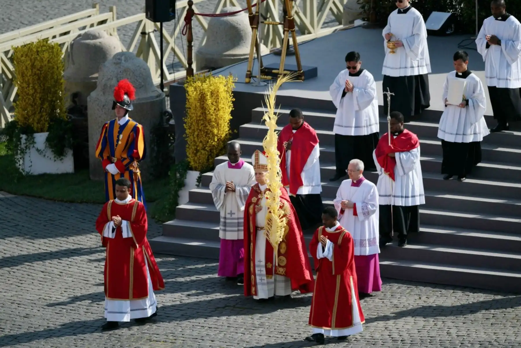 El Papa León XIV preside la misa del Domingo de Ramos en la plaza de San Pedro, en el Vaticano, donde llamó a rechazar la violencia y trabajar por la paz. Foto: AFP