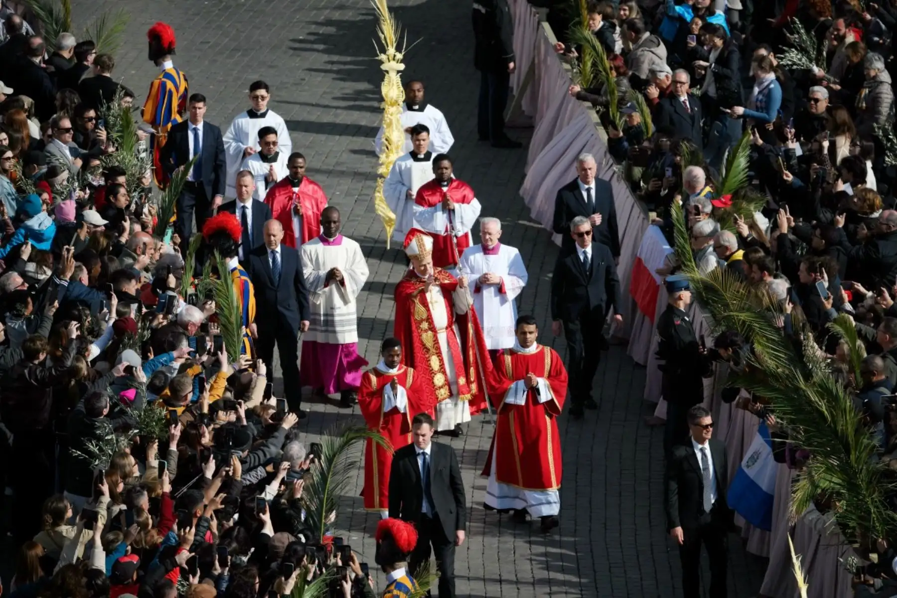 Durante la misa del Domingo de Ramos, el Papa León XIV exhortó a la humanidad a rechazar la violencia y a trabajar por la reconciliación en un mundo marcado por conflictos y divisiones. Foto: AFP