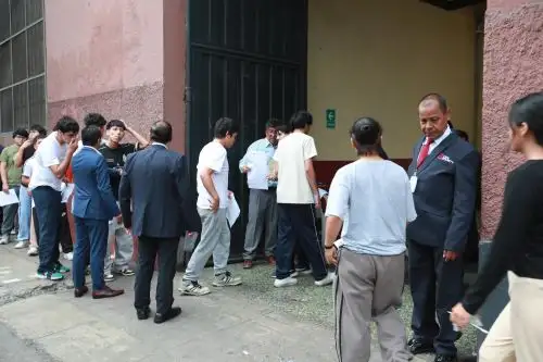 Postulantes ingresan a una de las sedes de la Universidad Nacional Federico Villarreal para rendir el examen de admisión el domingo 29 de marzo. Foto: ANDINA/Vidal Tarqui.