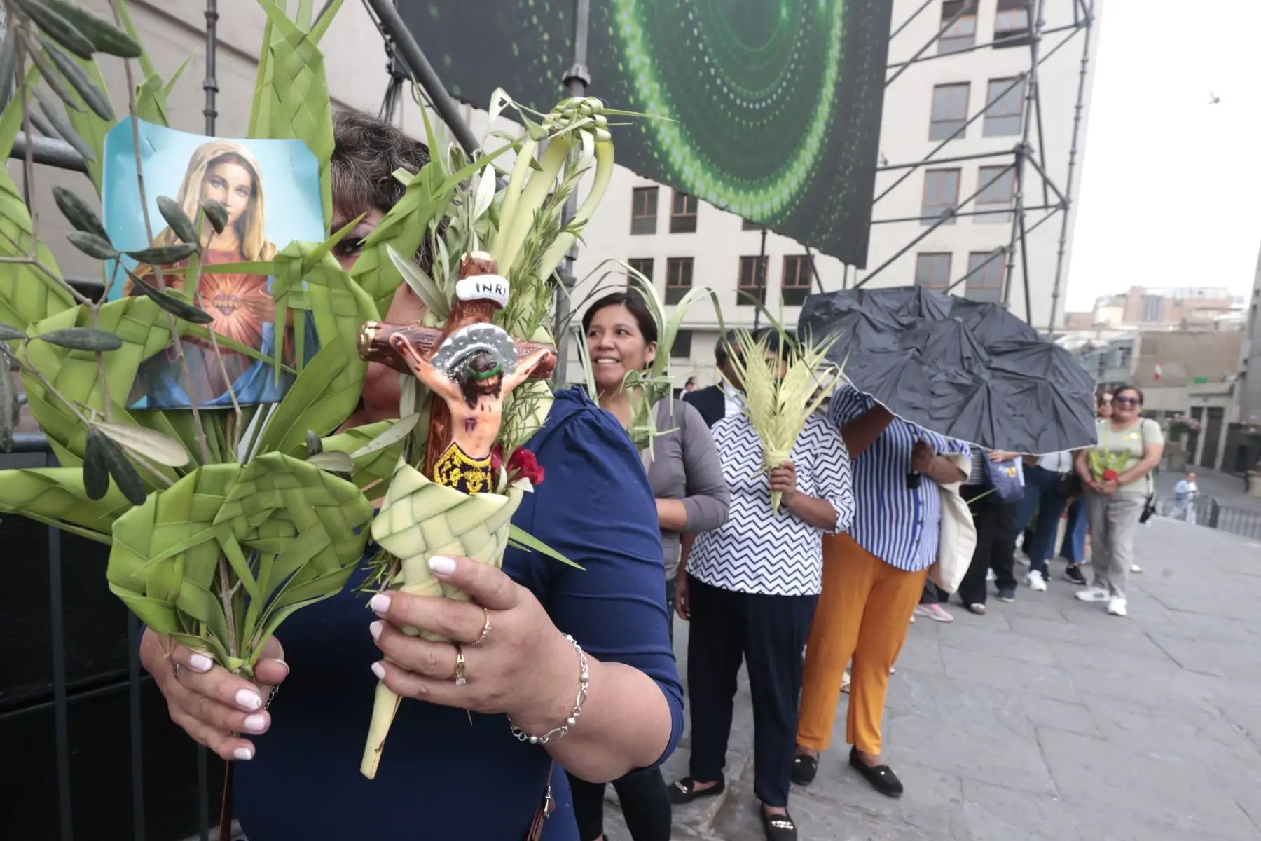 Cientos de fieles se congregaron en la Plaza Mayor de Lima, donde, antes de ingresar al templo, los obispos auxiliares de Lima recorrieron el lugar y rociaron con agua bendita los ramos de palma.
Foto: ANDINA/ Vidal Tarqui