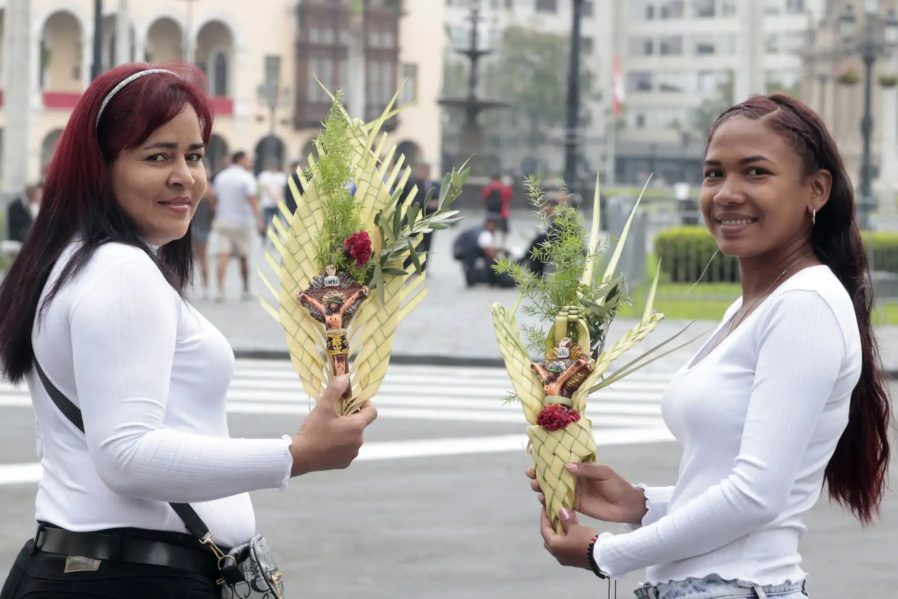 Cientos de fieles se congregaron en la Plaza Mayor de Lima, donde, antes de ingresar al templo, los obispos auxiliares de Lima recorrieron el lugar y rociaron con agua bendita los ramos de palma.
Foto: ANDINA/ Vidal Tarqui