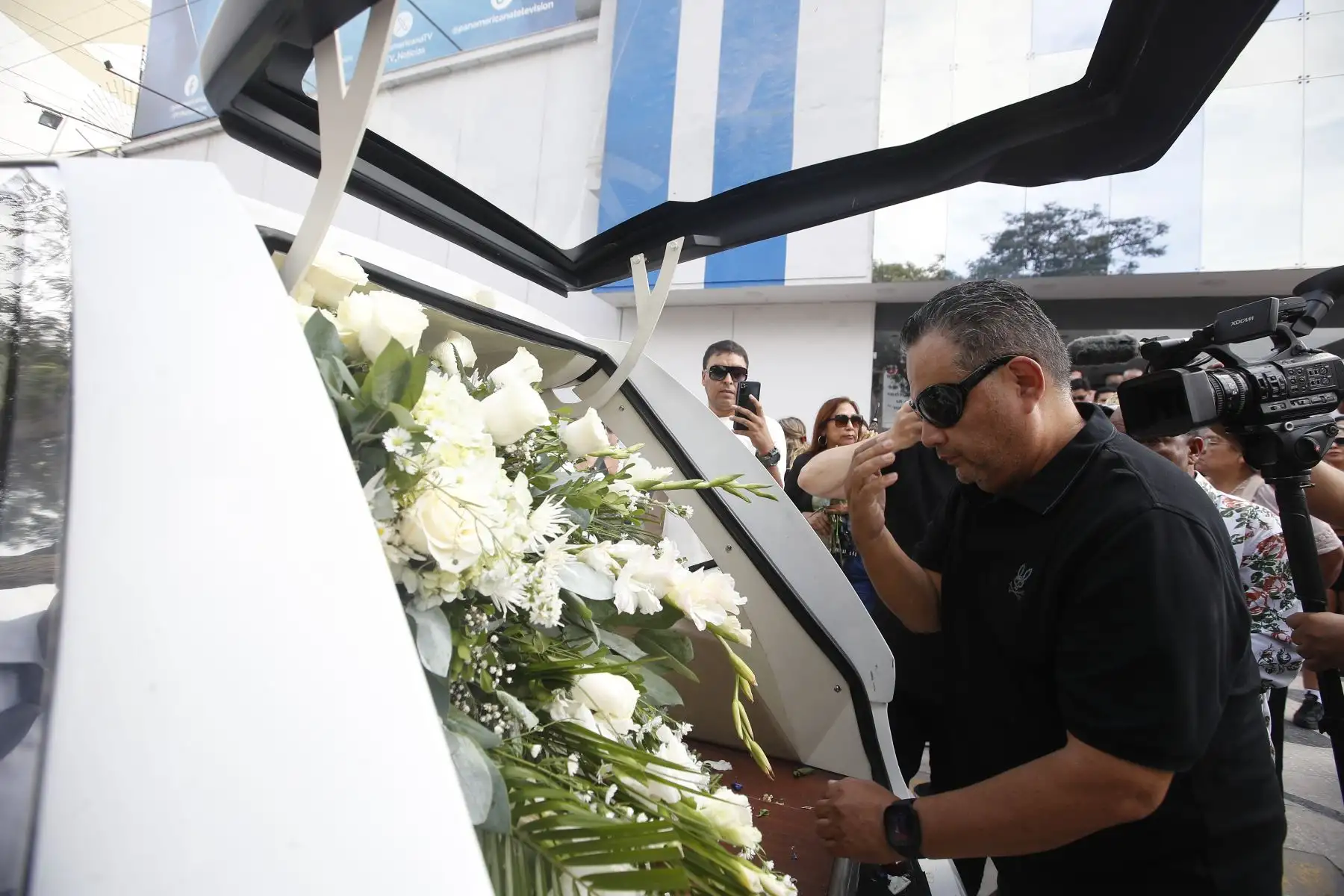 Restos del comediante e imitador Manolo Rojas llegan a la sede de Panamericana Televisión, donde le rinden homenaje; luego se dirigen al cementerio Campo Fe Huachipa. Foto: ANDINA/ Eddy Ramos