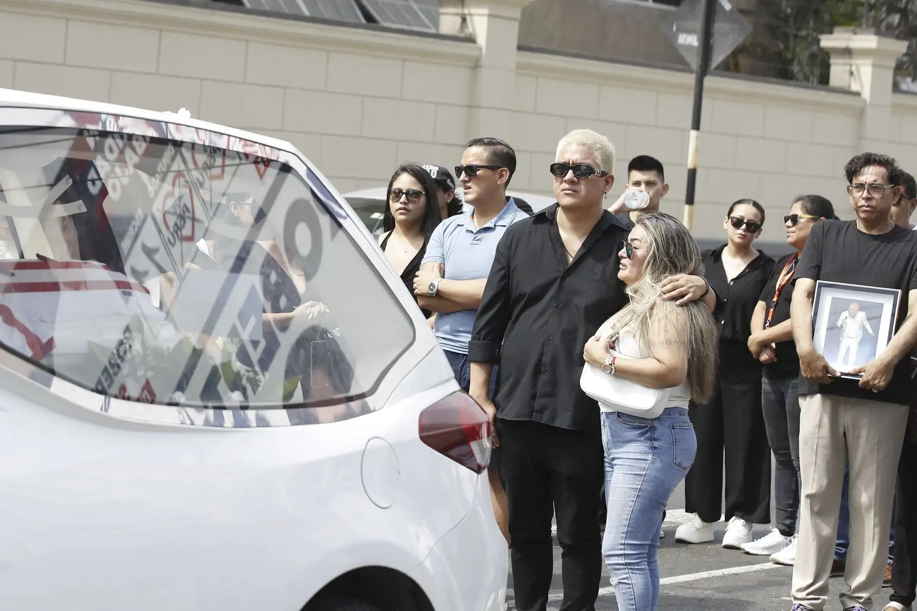 Restos del comediante e imitador Manolo Rojas llegan a la sede de Panamericana Televisión, donde le rinden homenaje; luego se dirigen al cementerio Campo Fe Huachipa. Foto: ANDINA/ Eddy Ramos