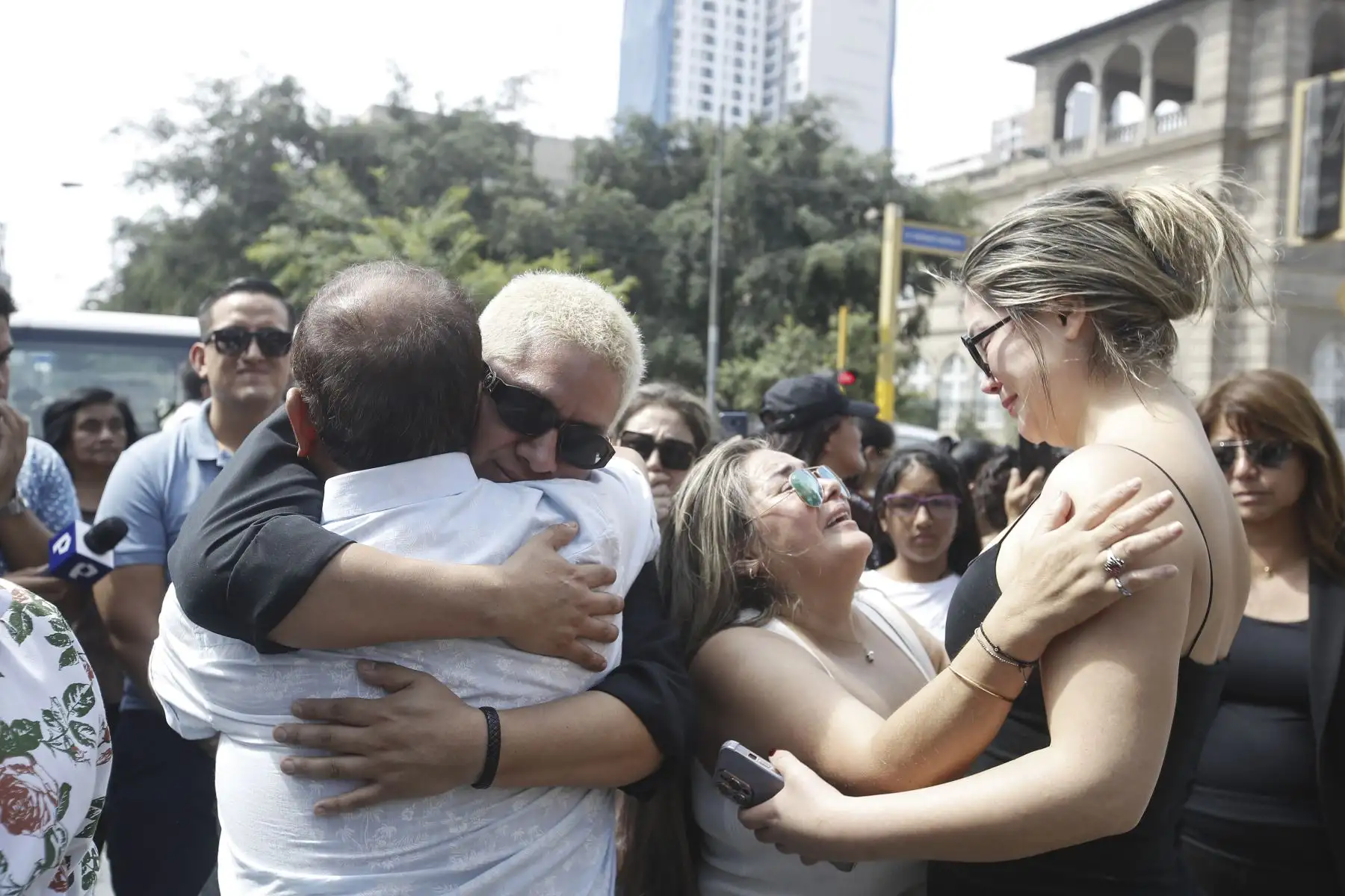 Restos del comediante e imitador Manolo Rojas llegan a la sede de Panamericana Televisión, donde le rinden homenaje; luego se dirigen al cementerio Campo Fe Huachipa. Foto: ANDINA/ Eddy Ramos