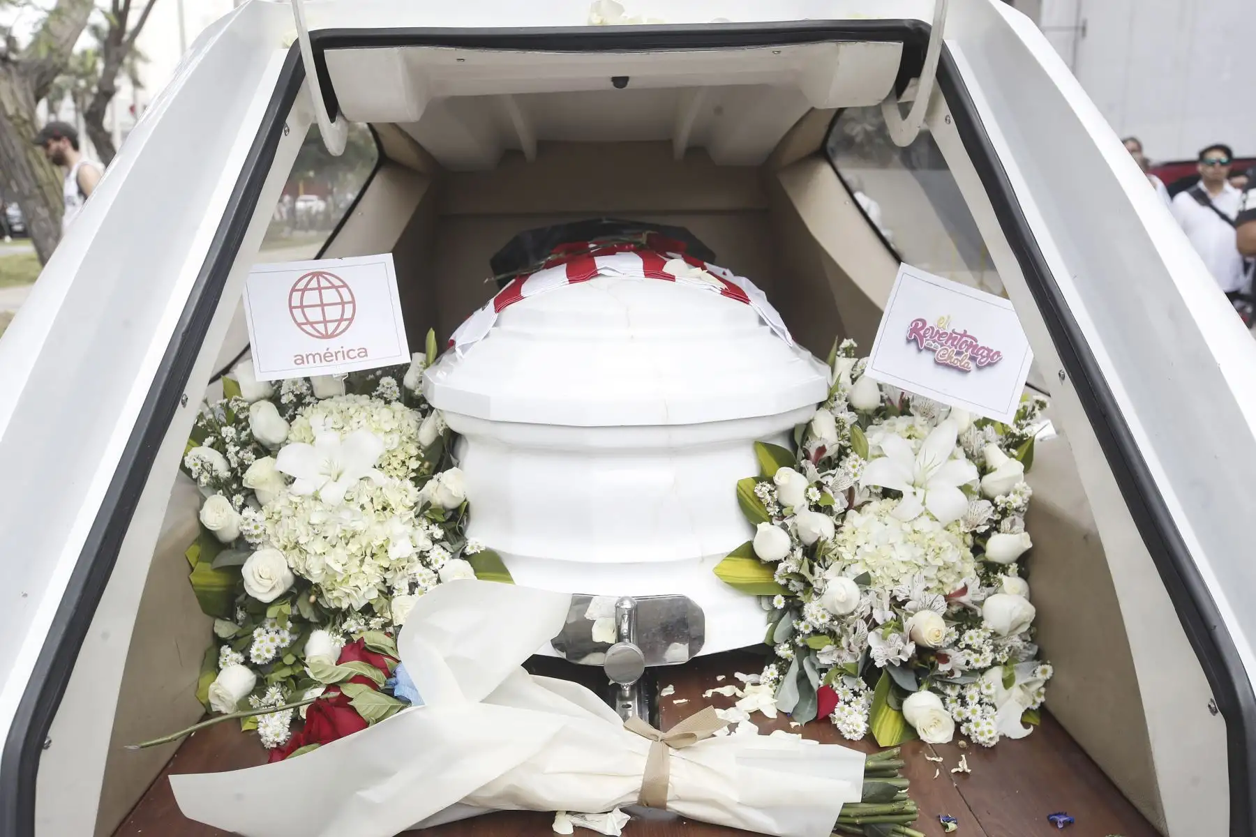 Restos del comediante e imitador Manolo Rojas llegan a la sede de Panamericana Televisión, donde le rinden homenaje; luego se dirigen al cementerio Campo Fe Huachipa. Foto: ANDINA/ Eddy Ramos