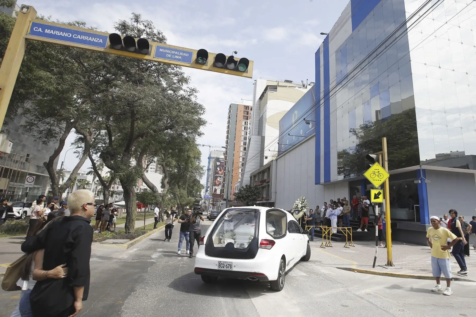 Restos del comediante e imitador Manolo Rojas llegan a la sede de Panamericana Televisión, donde le rinden homenaje; luego se dirigen al cementerio Campo Fe Huachipa. Foto: ANDINA/ Eddy Ramos