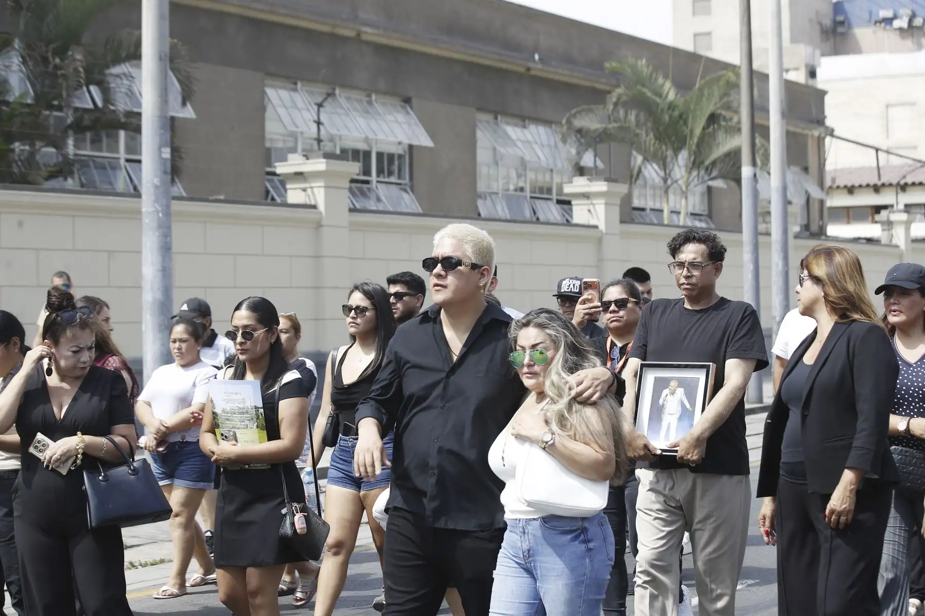 Restos del comediante e imitador Manolo Rojas llegan a la sede de Panamericana Televisión, donde le rinden homenaje; luego se dirigen al cementerio Campo Fe Huachipa. Foto: ANDINA/ Eddy Ramos