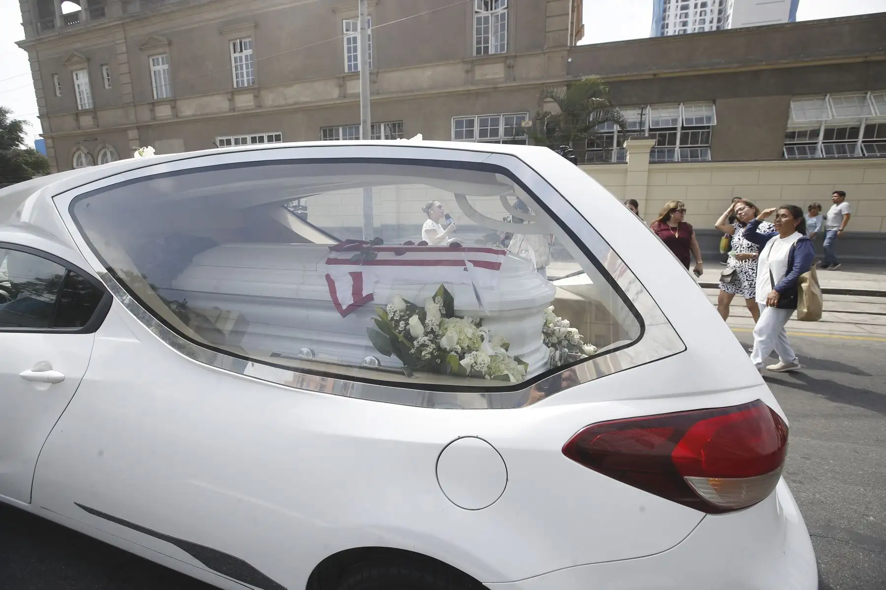 Restos del comediante e imitador Manolo Rojas llegan a la sede de Panamericana Televisión, donde le rinden homenaje; luego se dirigen al cementerio Campo Fe Huachipa. Foto: ANDINA/ Eddy Ramos