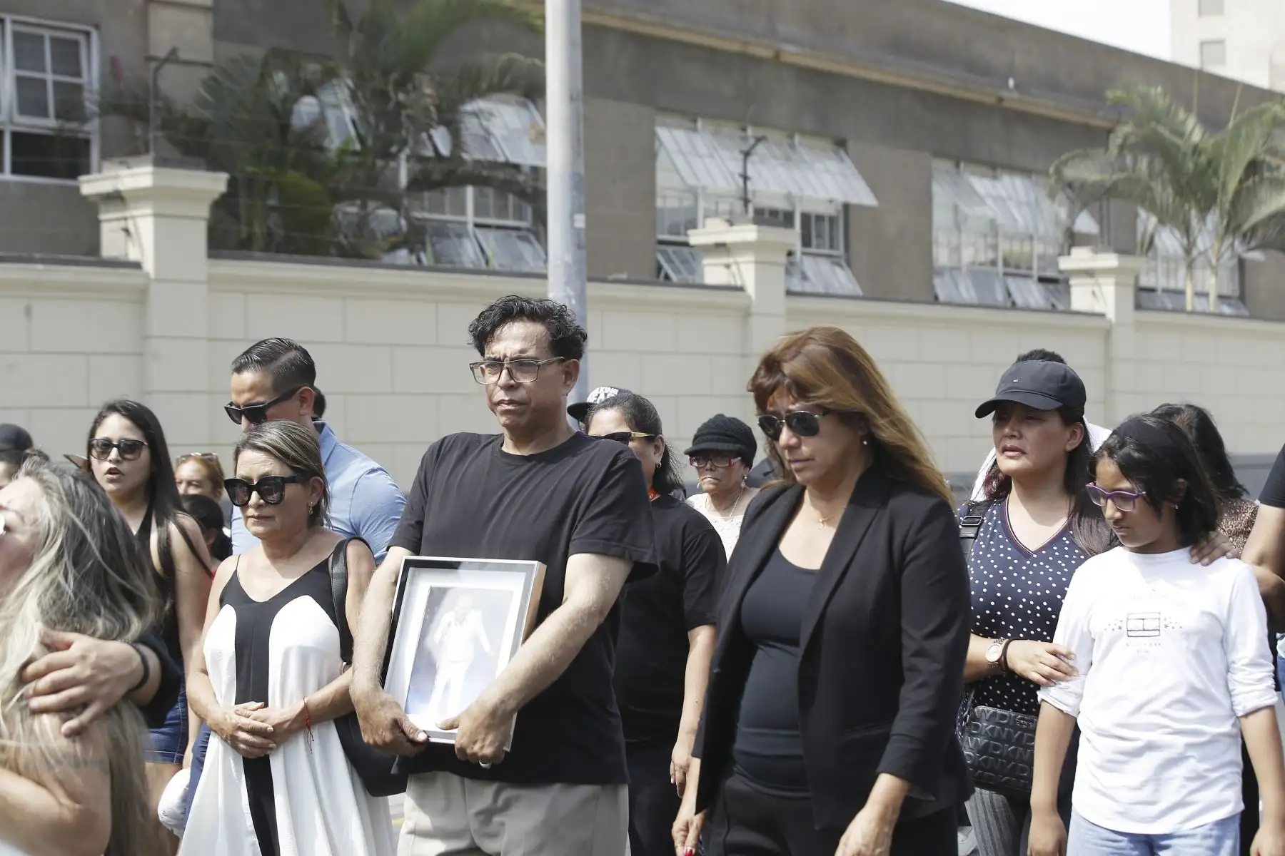 Restos del comediante e imitador Manolo Rojas llegan a la sede de Panamericana Televisión, donde le rinden homenaje; luego se dirigen al cementerio Campo Fe Huachipa. Foto: ANDINA/ Eddy Ramos