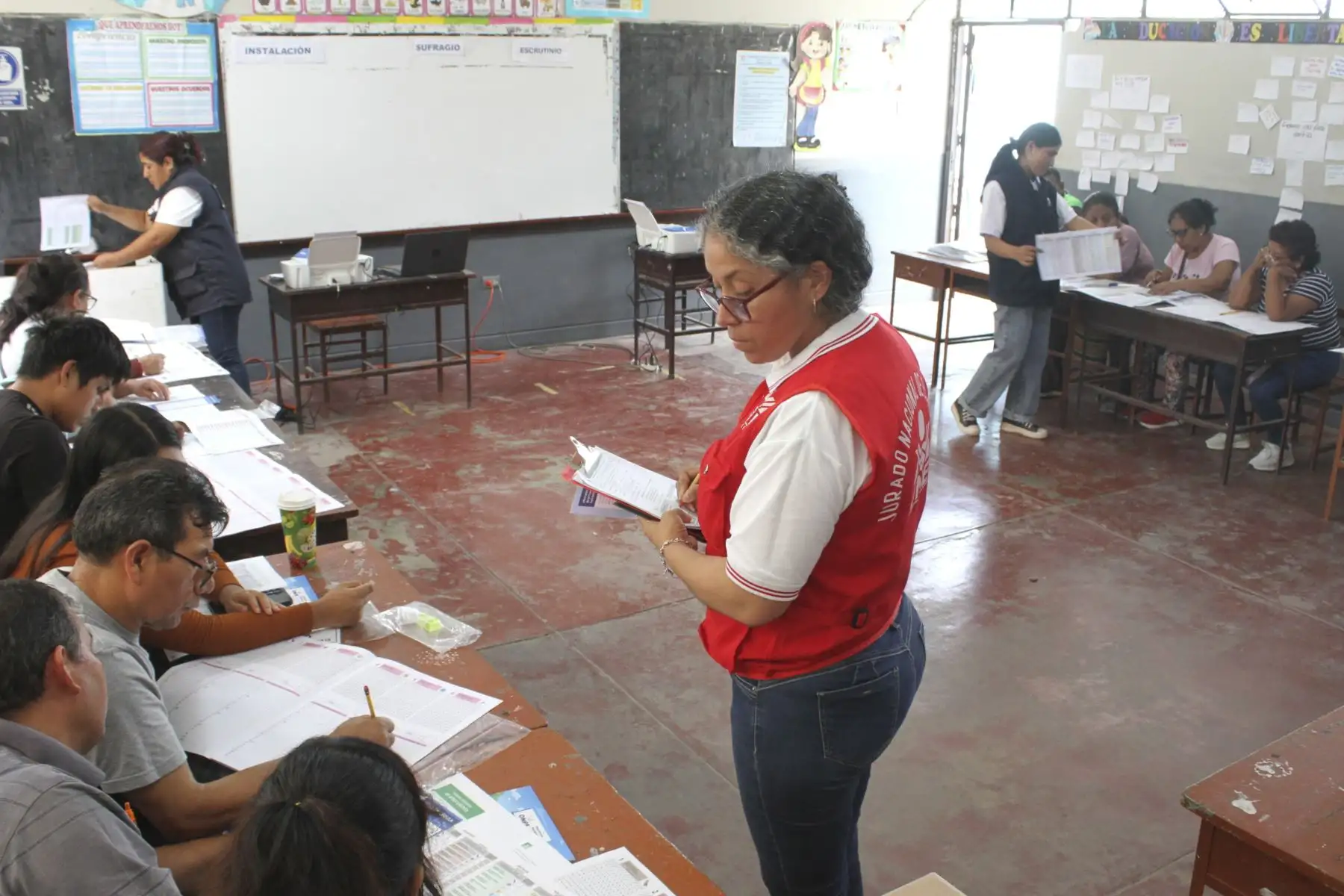 El Jurado Nacional de Elecciones (JNE) fiscalizó, este domingo 29, la primera jornada de capacitación presencial, en Lima y provincias, de los miembros de mesa de sufragio para las Elecciones Generales 2026 (EG 2026), que se realizarán el próximo 12 de abril en todo el país. Foto: JNE