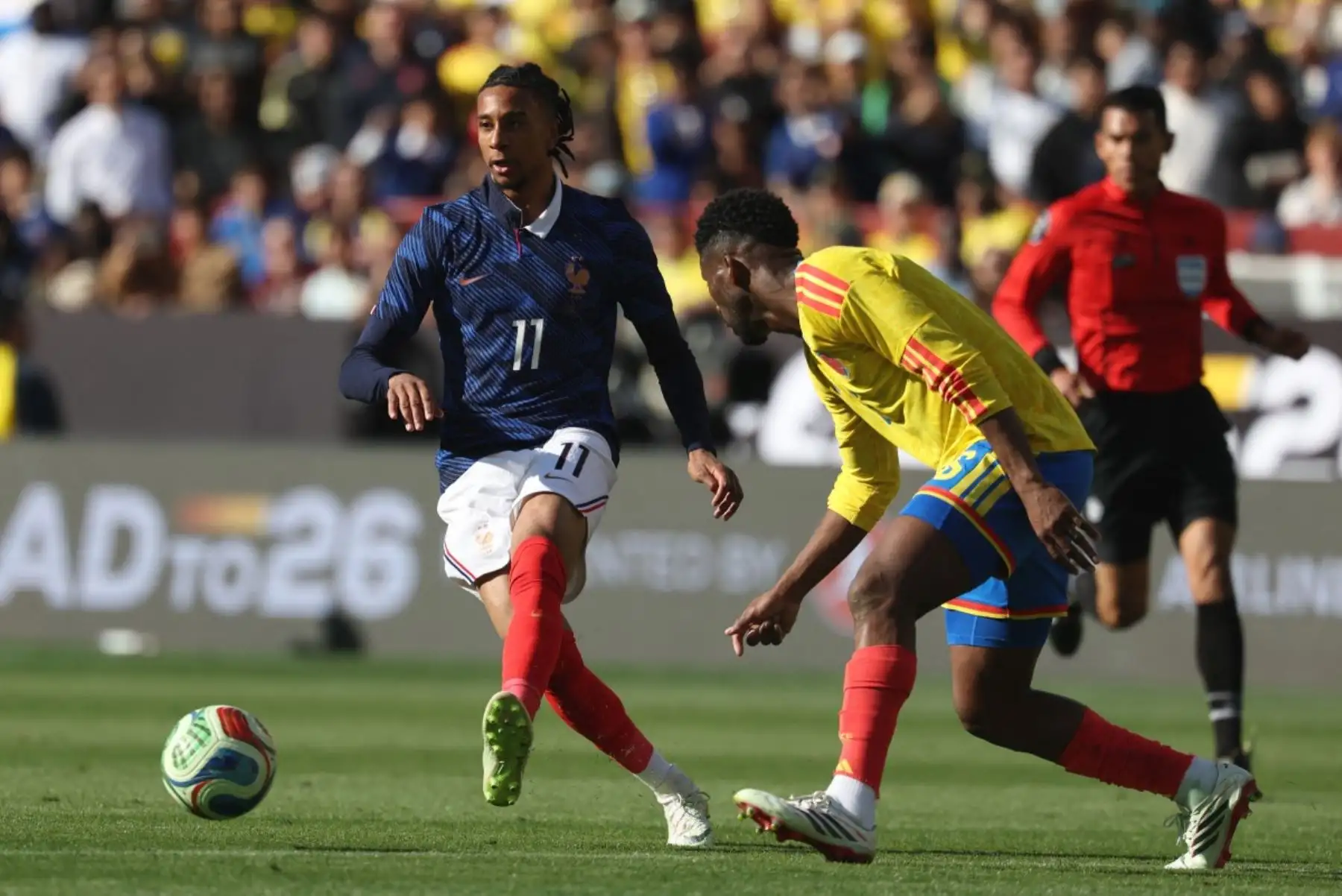 El delantero francés Michael Olise, número 11, es desafiado por el centrocampista colombiano Jefferson Lerma, número 16, durante un partido amistoso de fútbol entre Colombia y Francia en el Northwest Stadium de Landover, Maryland, el 29 de marzo de 2026. (Foto de FRANCK FIFE / AFP)