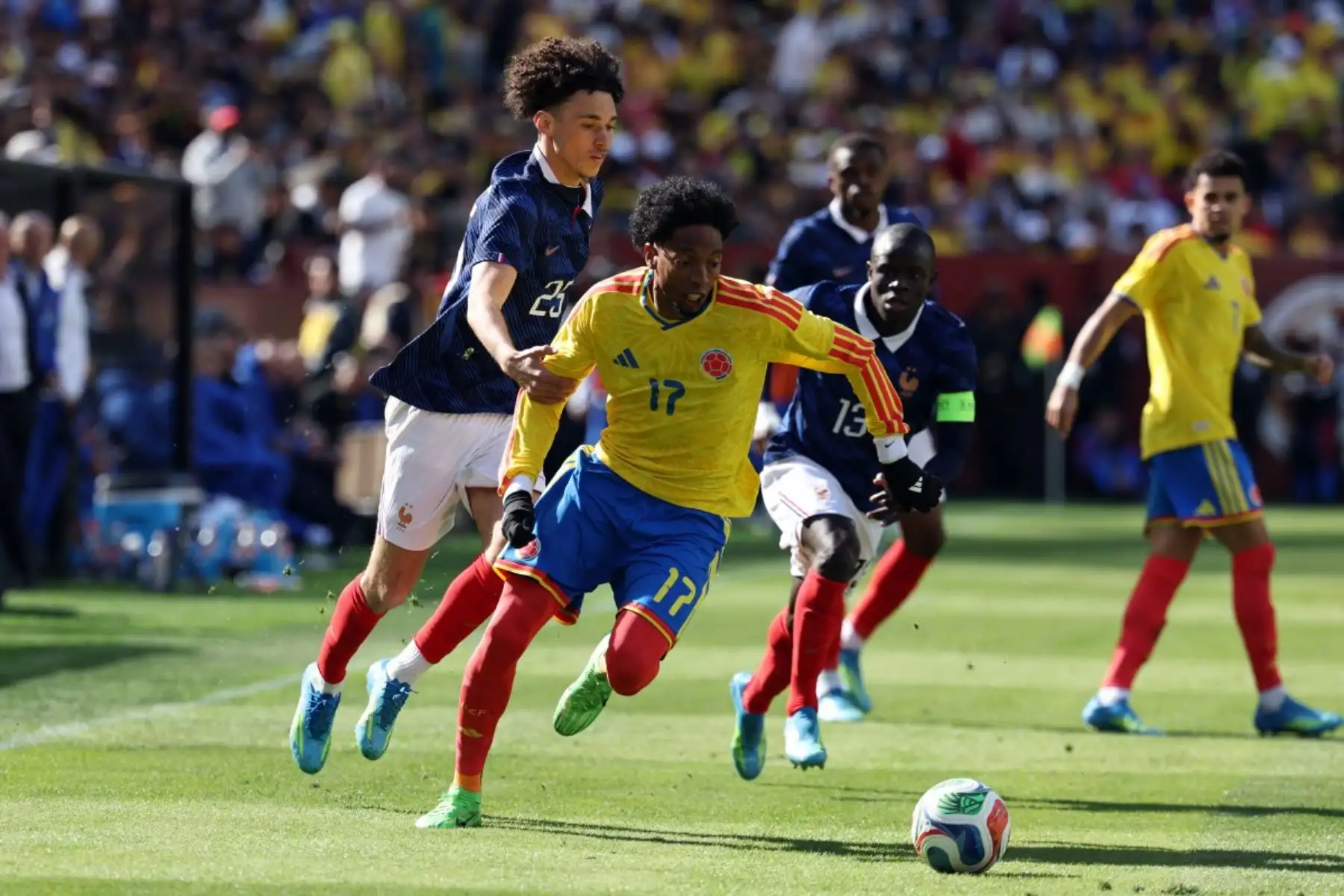 El defensa colombiano Johan Mojica, número 17, es desafiado por el centrocampista francés Maghnes Akliouche, número 25, durante un partido amistoso de fútbol entre Colombia y Francia en el Northwest Stadium de Landover, Maryland, el 29 de marzo de 2026. (Foto de FRANCK FIFE / AFP)