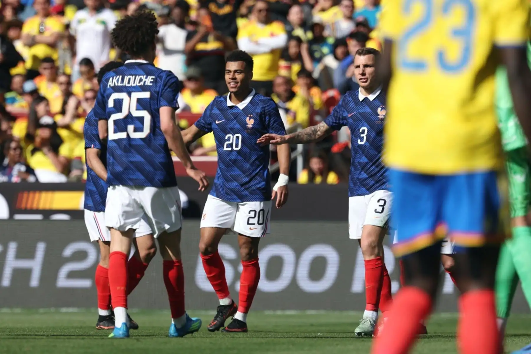 El delantero francés número 20, Desire Doue, es felicitado por sus compañeros tras marcar su segundo gol durante un partido amistoso entre Colombia y Francia en el Northwest Stadium de Landover, Maryland, el 29 de marzo de 2026. (Foto de FRANCK FIFE / AFP)