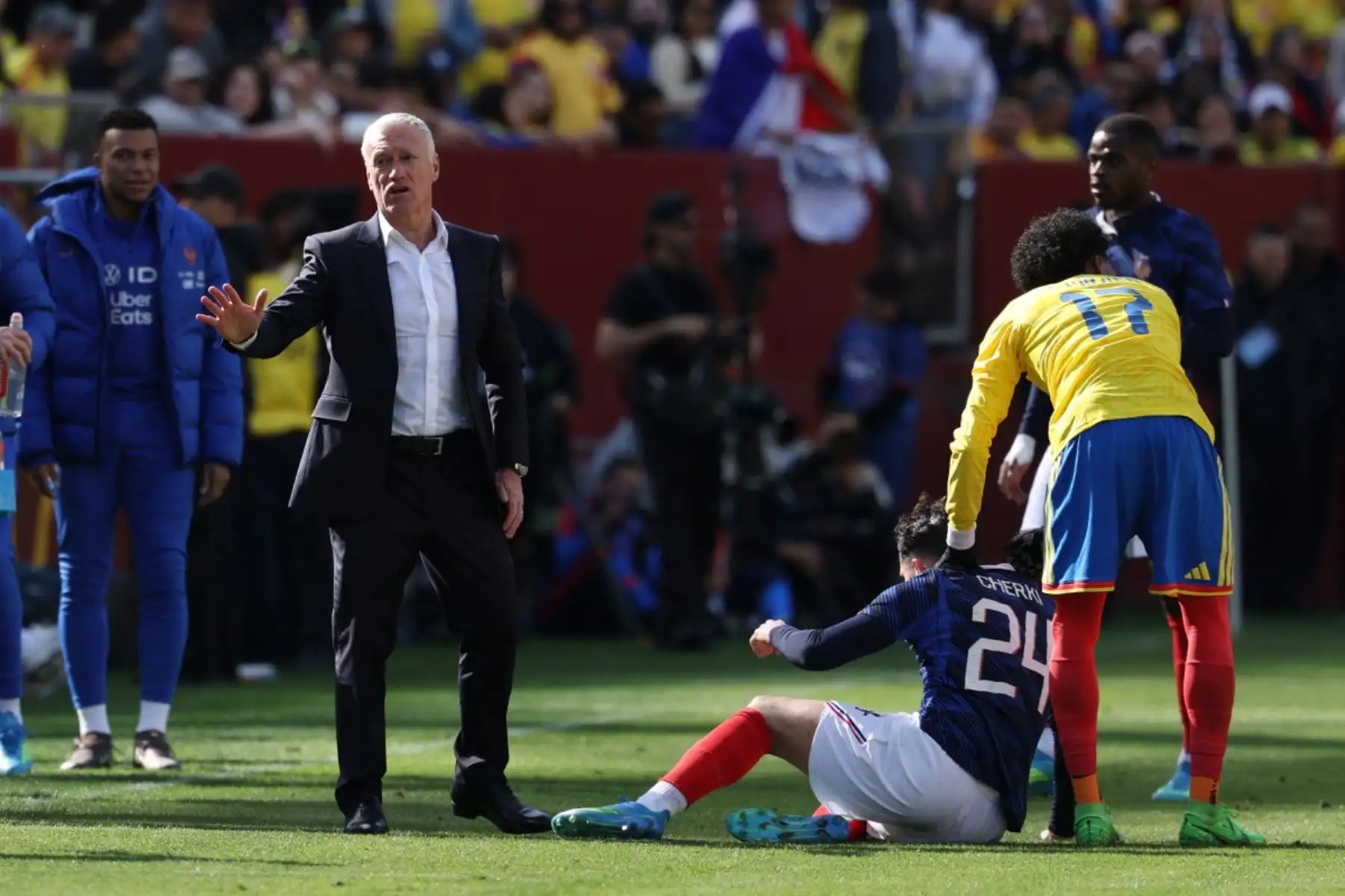 El seleccionador francés Didier Deschamps (izquierda) reacciona tras una falta cometida sobre su jugador, el centrocampista francés Rayan Cherki (número 24), durante un partido amistoso entre Colombia y Francia en el Northwest Stadium de Landover, Maryland, el 29 de marzo de 2026. (Foto de FRANCK FIFE / AFP)