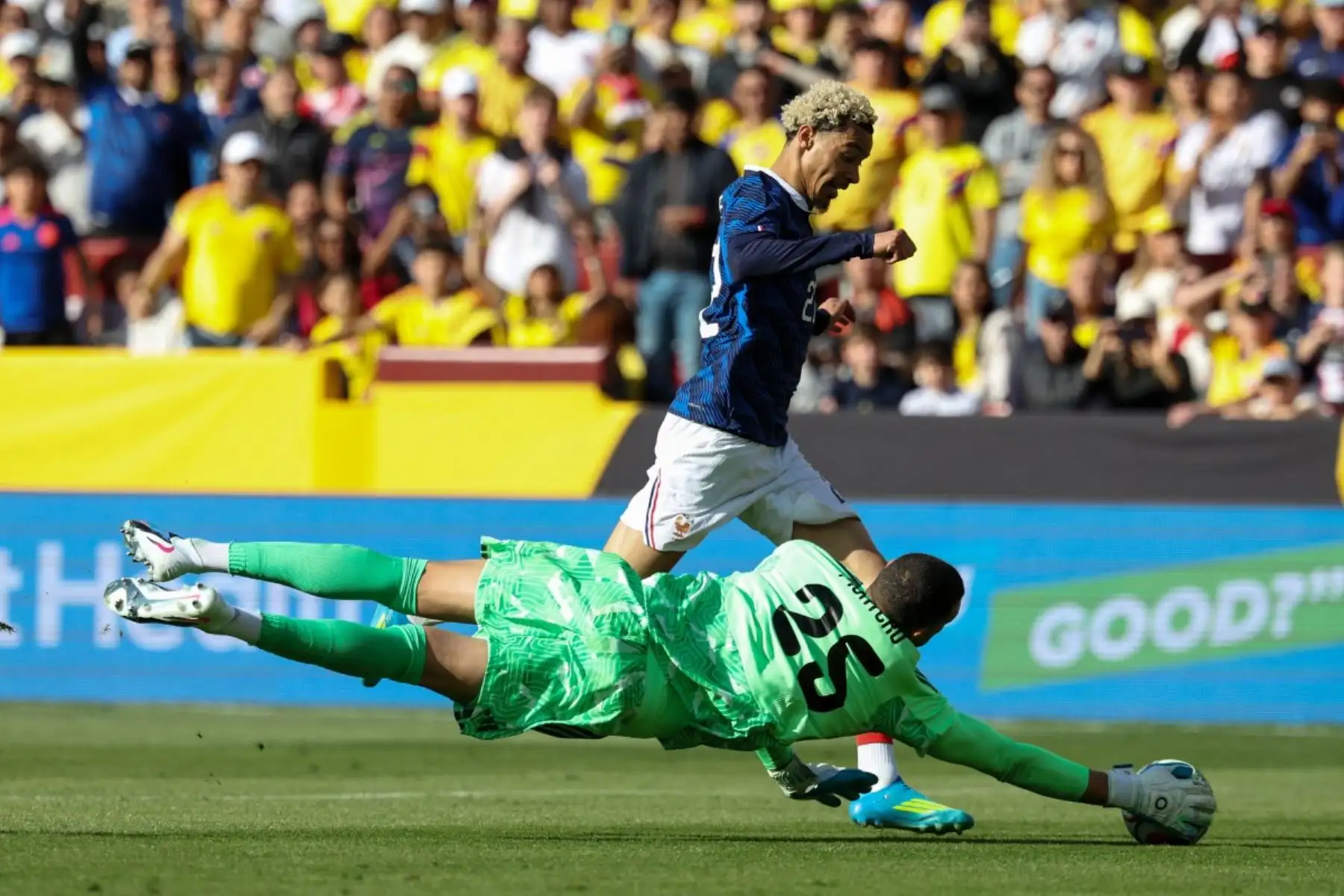 El portero colombiano Álvaro Montero, número 25, realiza una parada ante un ataque del delantero francés Hugo Ekitike, número 22, durante un partido amistoso de fútbol entre Colombia y Francia en el Northwest Stadium de Landover, Maryland, el 29 de marzo de 2026. (Foto de FRANCK FIFE / AFP)