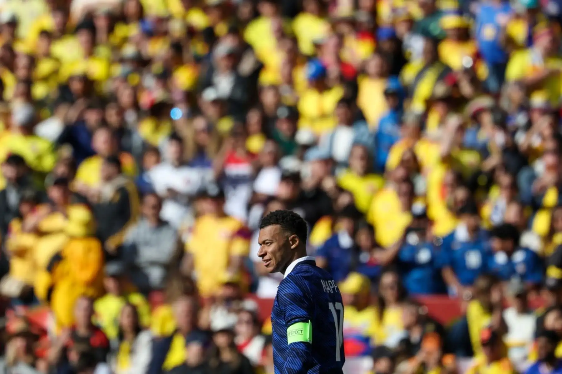 El delantero francés Kylian Mbappé, número 10, entra al campo durante un partido amistoso de fútbol entre Colombia y Francia en el Northwest Stadium de Landover, Maryland, el 29 de marzo de 2026. (Foto de FRANCK FIFE / AFP)
