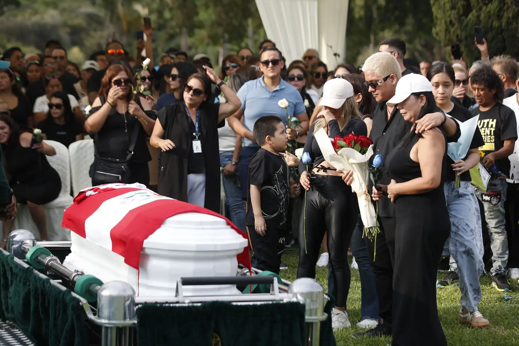 En medio de escenas de profundo pesar, artistas, familiares y amigos dieron el último adiós al humorista e imitador Manolo Rojas en el cementerio de Huachipa, donde su legado artístico fue recordado con aplausos, anécdotas y sentidas muestras de afecto. ANDINA/ Eddy Ramos